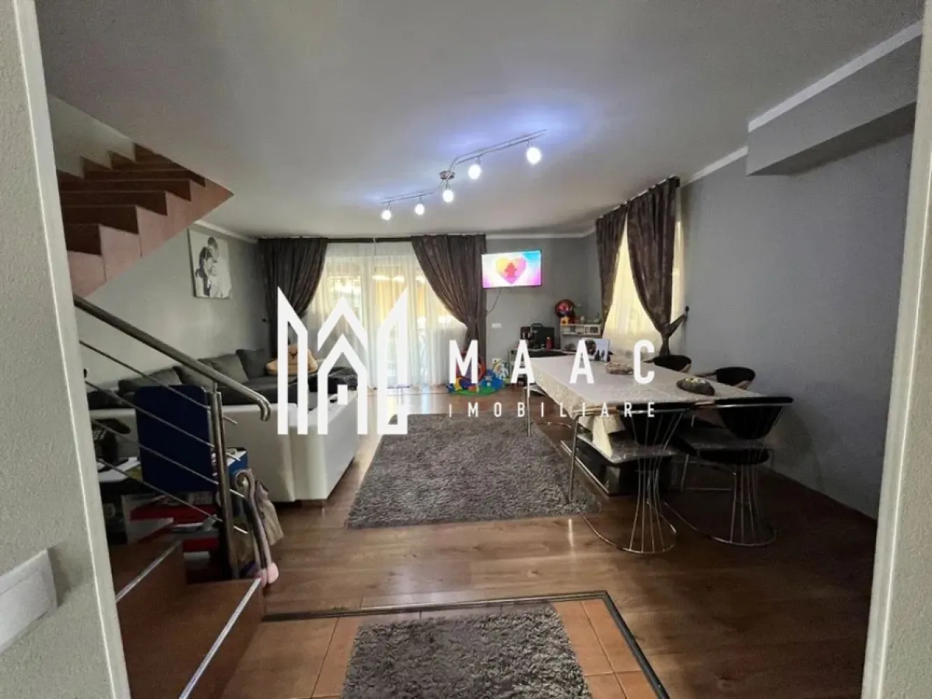 Casa | 118 MPU | Parter+Etaj+Mansarda | Curte | Arhitectilor - MAAC Imobiliare va prezinta o Casa Tip Duplex în Cartierul Arhitectilor.

Detalii:

Tipul Proprietății: Casă Duplex
Locație: Cartierul Arhitectilor
Configurație: Parter + Etaj + Mansardă
Suprafață Utilă: 118 mp
Curte Liberă: 180 mp

Parter:

Bucătărie Închisă cu Acces Ușor la Terasă
Baie
Living
Hol
2 Terase Acoperite

Etaj:

3 Dormitoare
Baie
Hol

Mansardă:

Spațiu Generos pentru Depozitare
Posibilități de Amenajare

Exterior:

Curte Spațioasă cu Loc pentru Grill
Terasa acoperita pentru 3 Mașini

Beneficii:

Se Vinde Mobilată și Utilată
Luminozitate Naturală în Fiecare Colț al Casei
Acces Rapid la Zonele de Interes din Cartierul Arhitectilor

Pentru mai multe detalii precizati telefonic ca ati vazut anuntul cu ID CP1883120.