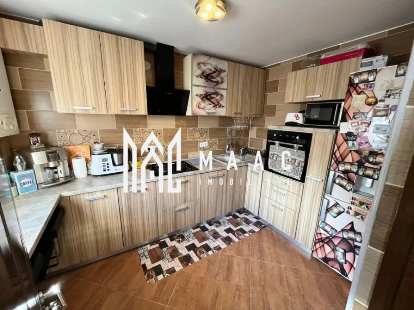 Casa | 118 MPU | Parter+Etaj+Mansarda | Curte | Arhitectilor - MAAC Imobiliare va prezinta o Casa Tip Duplex în Cartierul Arhitectilor.

Detalii:

Tipul Proprietății: Casă Duplex
Locație: Cartierul Arhitectilor
Configurație: Parter + Etaj + Mansardă
Suprafață Utilă: 118 mp
Curte Liberă: 180 mp

Parter:

Bucătărie Închisă cu Acces Ușor la Terasă
Baie
Living
Hol
2 Terase Acoperite

Etaj:

3 Dormitoare
Baie
Hol

Mansardă:

Spațiu Generos pentru Depozitare
Posibilități de Amenajare

Exterior:

Curte Spațioasă cu Loc pentru Grill
Terasa acoperita pentru 3 Mașini

Beneficii:

Se Vinde Mobilată și Utilată
Luminozitate Naturală în Fiecare Colț al Casei
Acces Rapid la Zonele de Interes din Cartierul Arhitectilor

Pentru mai multe detalii precizati telefonic ca ati vazut anuntul cu ID CP1883120.