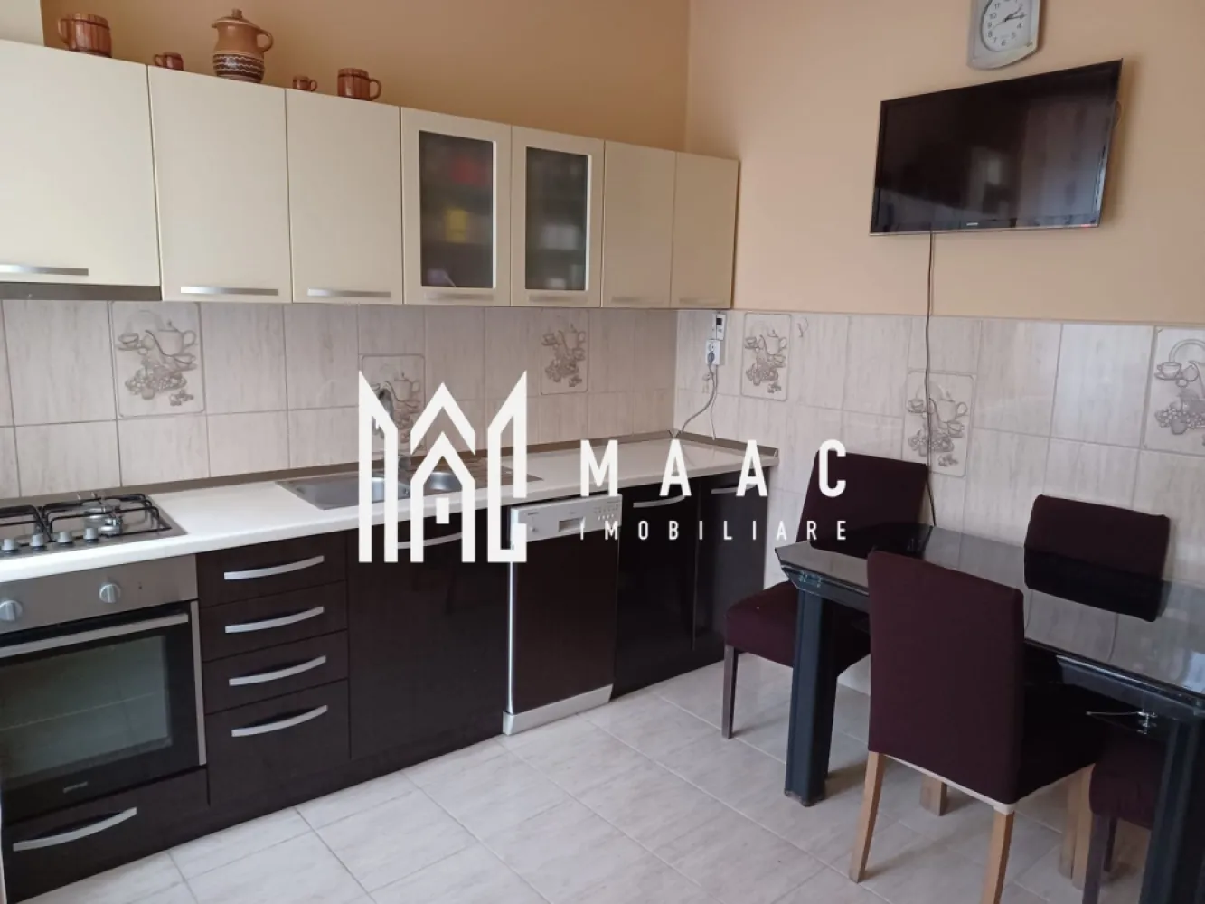 Apartament La Casa | 3 Camere | Orasul De Jos - MAAC Imobiliare vă propune spre vânzare un apartament la casă situat în Centrul Istoric al Sibiului, o proprietate amplasată într-una dintre cele mai apreciate zone ale orașului, cu acces rapid către principalele obiective culturale, istorice și turistice.

Apartamentul are o suprafață utilă de 62,36 mp și este compartimentat funcțional, oferind spații potrivite atât pentru locuire, cât și pentru activități turistice sau investiționale. Proprietatea beneficiază de acces la curtea comună și la o terasă utilizată împreună cu alți 3 proprietari.

Compartimentarea locuinței este următoarea:
-3 camere
-bucătărie
-baie
-hol
-grup sanitar de serviciu
-cotă parte din curtea comună
-acces la terasa comună cu alți 3 proprietari

Apartamentul se vinde mobilat și utilat, fiind pregătit pentru utilizare imediată. Datorită amplasării în Centrul Istoric al Sibiului, proprietatea poate reprezenta o oportunitate bună pentru investiție, fiind potrivită atât pentru locuire, cât și pentru activități turistice sau închiriere.

În apropiere se regăsesc numeroase centre culturale, instituții de învățământ, spații comerciale, obiective istorice și zone de agrement, ceea ce face ca această proprietate să beneficieze de o poziționare excelentă în cadrul orașului.

Pentru mai multe detalii, vă rugăm să menționați telefonic că ați văzut anunțul cu CP1881258.
