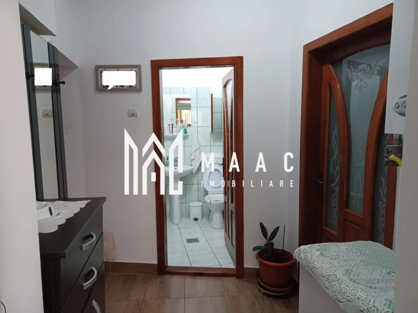 Apartament La Casa | 3 Camere | Orasul De Jos - MAAC Imobiliare vă propune spre vânzare un apartament la casă situat în Centrul Istoric al Sibiului, o proprietate amplasată într-una dintre cele mai apreciate zone ale orașului, cu acces rapid către principalele obiective culturale, istorice și turistice.

Apartamentul are o suprafață utilă de 62,36 mp și este compartimentat funcțional, oferind spații potrivite atât pentru locuire, cât și pentru activități turistice sau investiționale. Proprietatea beneficiază de acces la curtea comună și la o terasă utilizată împreună cu alți 3 proprietari.

Compartimentarea locuinței este următoarea:
-3 camere
-bucătărie
-baie
-hol
-grup sanitar de serviciu
-cotă parte din curtea comună
-acces la terasa comună cu alți 3 proprietari

Apartamentul se vinde mobilat și utilat, fiind pregătit pentru utilizare imediată. Datorită amplasării în Centrul Istoric al Sibiului, proprietatea poate reprezenta o oportunitate bună pentru investiție, fiind potrivită atât pentru locuire, cât și pentru activități turistice sau închiriere.

În apropiere se regăsesc numeroase centre culturale, instituții de învățământ, spații comerciale, obiective istorice și zone de agrement, ceea ce face ca această proprietate să beneficieze de o poziționare excelentă în cadrul orașului.

Pentru mai multe detalii, vă rugăm să menționați telefonic că ați văzut anunțul cu CP1881258.