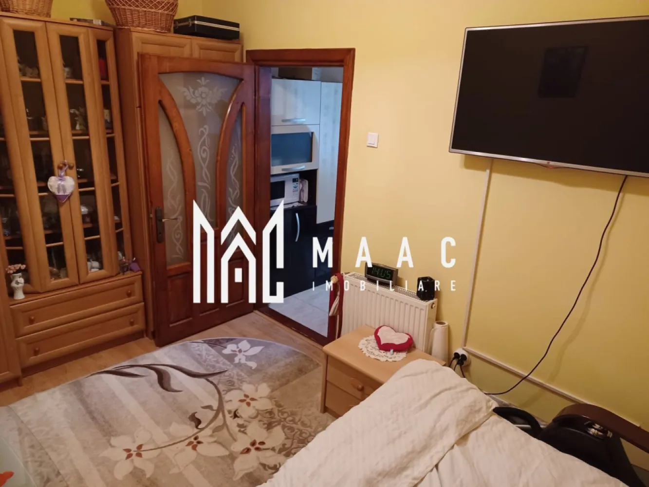 Apartament La Casa | 3 Camere | Orasul De Jos - MAAC Imobiliare vă propune spre vânzare un apartament la casă situat în Centrul Istoric al Sibiului, o proprietate amplasată într-una dintre cele mai apreciate zone ale orașului, cu acces rapid către principalele obiective culturale, istorice și turistice.

Apartamentul are o suprafață utilă de 62,36 mp și este compartimentat funcțional, oferind spații potrivite atât pentru locuire, cât și pentru activități turistice sau investiționale. Proprietatea beneficiază de acces la curtea comună și la o terasă utilizată împreună cu alți 3 proprietari.

Compartimentarea locuinței este următoarea:
-3 camere
-bucătărie
-baie
-hol
-grup sanitar de serviciu
-cotă parte din curtea comună
-acces la terasa comună cu alți 3 proprietari

Apartamentul se vinde mobilat și utilat, fiind pregătit pentru utilizare imediată. Datorită amplasării în Centrul Istoric al Sibiului, proprietatea poate reprezenta o oportunitate bună pentru investiție, fiind potrivită atât pentru locuire, cât și pentru activități turistice sau închiriere.

În apropiere se regăsesc numeroase centre culturale, instituții de învățământ, spații comerciale, obiective istorice și zone de agrement, ceea ce face ca această proprietate să beneficieze de o poziționare excelentă în cadrul orașului.

Pentru mai multe detalii, vă rugăm să menționați telefonic că ați văzut anunțul cu CP1881258.