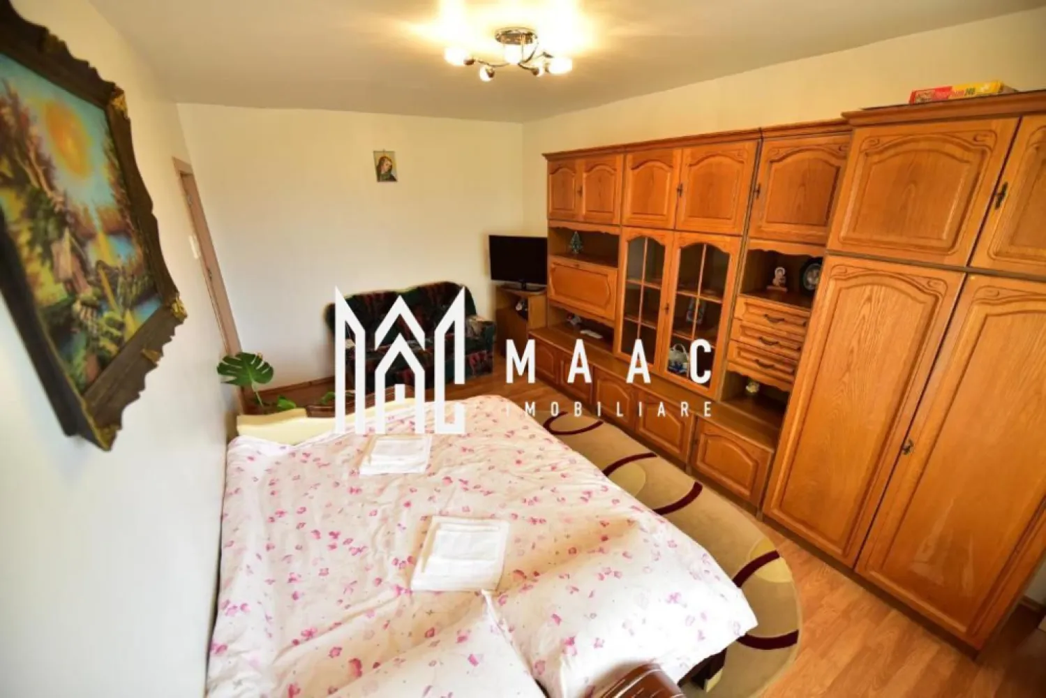 Apartament 2 camere I Decomandat I Vasile Aaron - MAAC Imobiliare vă propune spre vânzare un apartament cu 2 camere situat în cartierul Vasile Aaron, amplasat la etajul 9 din 10 al unui imobil dotat cu lift nou, într-o zonă cu acces facil către magazine, transport public și alte puncte de interes.

Locuința are o suprafață utilă de 56 mp și este compartimentată funcțional, oferind spații bine delimitate și luminoase, potrivite pentru locuire sau investiție. Apartamentul beneficiază de balcon închis cu termopan și de baie cu geam, ceea ce contribuie la un plus de confort și ventilație naturală.

Compartimentarea apartamentului este următoarea:
-living
-dormitor
-bucătărie
-baie cu geam
-hol
-balcon închis cu termopan

În plus, proprietatea dispune de pivniță la subsol cu o suprafață de aproximativ 16 mp, oferind spațiu suplimentar pentru depozitare.

Apartamentul este dotat cu instalație de aer condiționat și se predă mobilat și utilat, fiind pregătit pentru mutare imediată.

Parcarea se realizează stradal, în apropierea imobilului.

Pentru mai multe detalii, vă rugăm să menționați telefonic că ați văzut anunțul cu CP1880494.