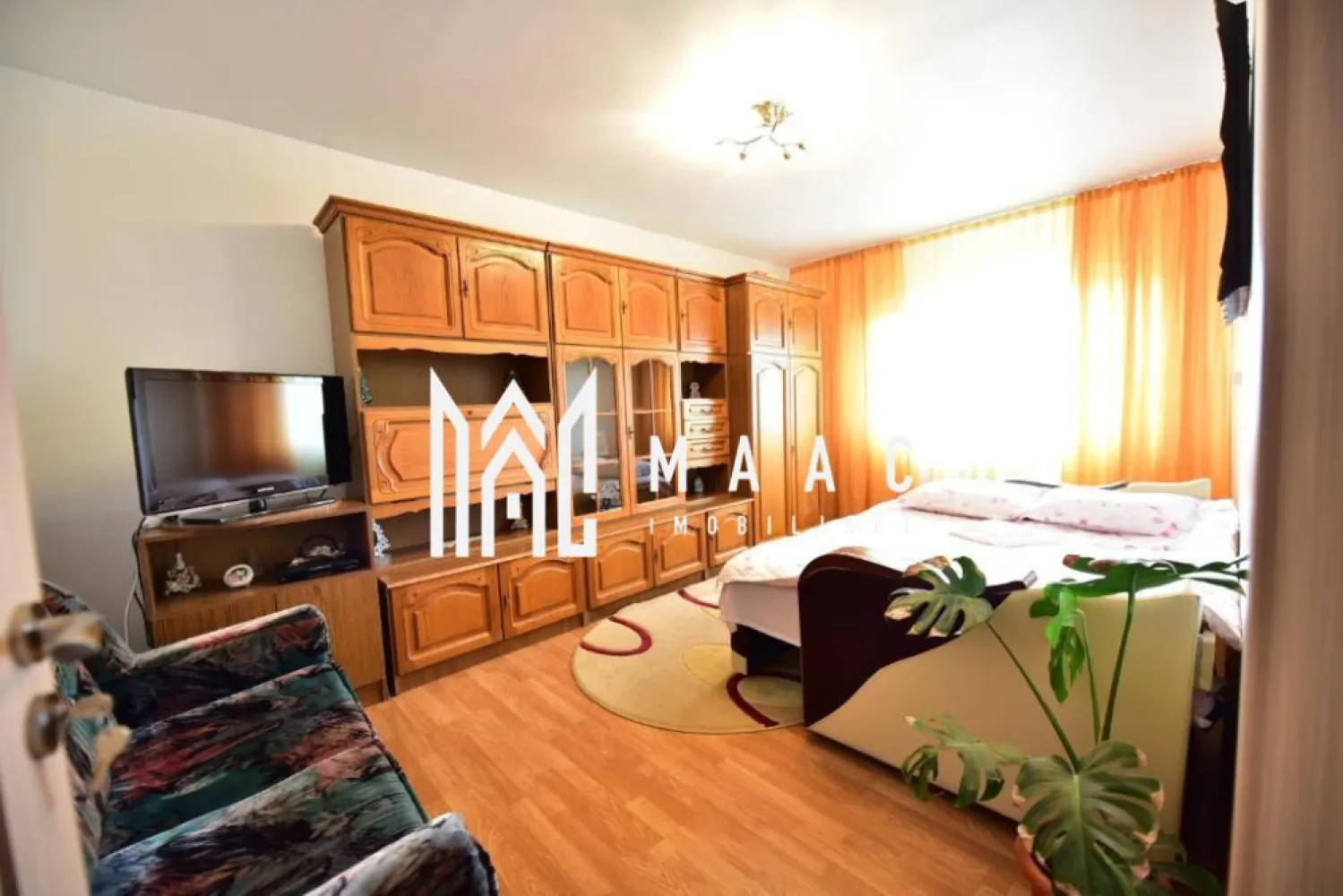 Apartament 2 camere I Decomandat I Vasile Aaron - MAAC Imobiliare vă propune spre vânzare un apartament cu 2 camere situat în cartierul Vasile Aaron, amplasat la etajul 9 din 10 al unui imobil dotat cu lift nou, într-o zonă cu acces facil către magazine, transport public și alte puncte de interes.

Locuința are o suprafață utilă de 56 mp și este compartimentată funcțional, oferind spații bine delimitate și luminoase, potrivite pentru locuire sau investiție. Apartamentul beneficiază de balcon închis cu termopan și de baie cu geam, ceea ce contribuie la un plus de confort și ventilație naturală.

Compartimentarea apartamentului este următoarea:
-living
-dormitor
-bucătărie
-baie cu geam
-hol
-balcon închis cu termopan

În plus, proprietatea dispune de pivniță la subsol cu o suprafață de aproximativ 16 mp, oferind spațiu suplimentar pentru depozitare.

Apartamentul este dotat cu instalație de aer condiționat și se predă mobilat și utilat, fiind pregătit pentru mutare imediată.

Parcarea se realizează stradal, în apropierea imobilului.

Pentru mai multe detalii, vă rugăm să menționați telefonic că ați văzut anunțul cu CP1880494.