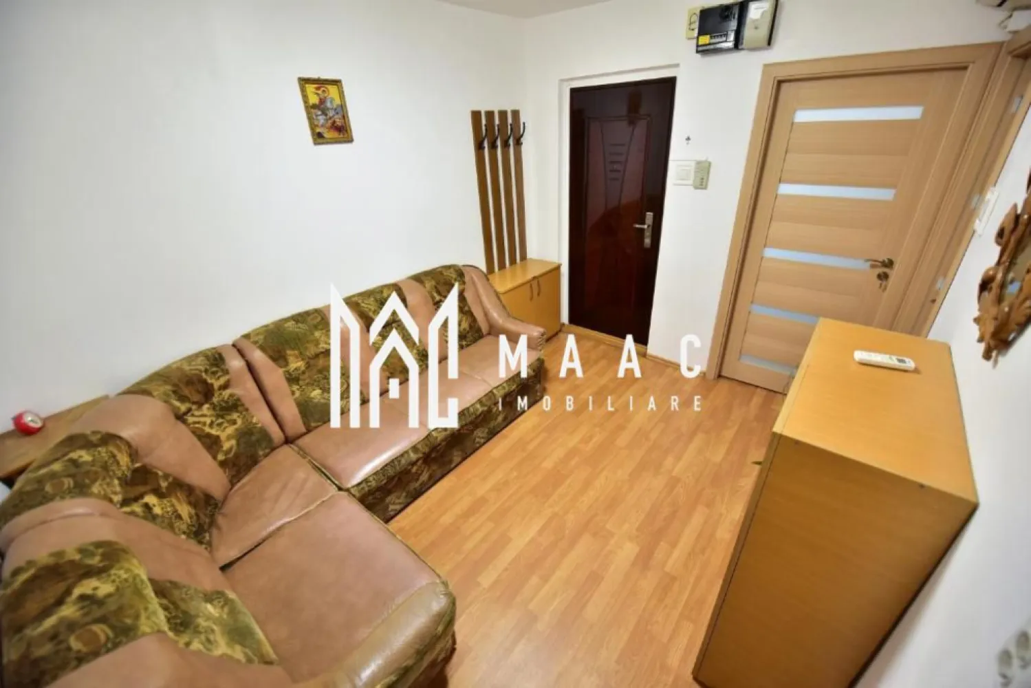 Apartament 2 camere I Decomandat I Vasile Aaron - MAAC Imobiliare vă propune spre vânzare un apartament cu 2 camere situat în cartierul Vasile Aaron, amplasat la etajul 9 din 10 al unui imobil dotat cu lift nou, într-o zonă cu acces facil către magazine, transport public și alte puncte de interes.

Locuința are o suprafață utilă de 56 mp și este compartimentată funcțional, oferind spații bine delimitate și luminoase, potrivite pentru locuire sau investiție. Apartamentul beneficiază de balcon închis cu termopan și de baie cu geam, ceea ce contribuie la un plus de confort și ventilație naturală.

Compartimentarea apartamentului este următoarea:
-living
-dormitor
-bucătărie
-baie cu geam
-hol
-balcon închis cu termopan

În plus, proprietatea dispune de pivniță la subsol cu o suprafață de aproximativ 16 mp, oferind spațiu suplimentar pentru depozitare.

Apartamentul este dotat cu instalație de aer condiționat și se predă mobilat și utilat, fiind pregătit pentru mutare imediată.

Parcarea se realizează stradal, în apropierea imobilului.

Pentru mai multe detalii, vă rugăm să menționați telefonic că ați văzut anunțul cu CP1880494.