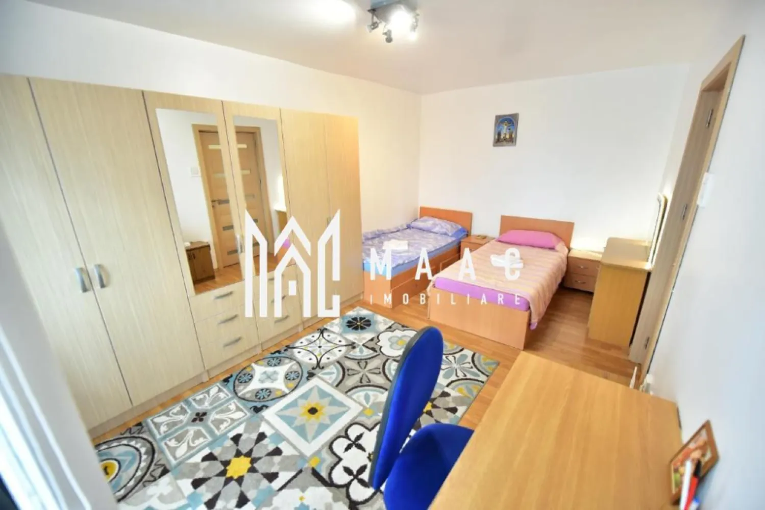 Apartament 2 camere I Decomandat I Vasile Aaron - MAAC Imobiliare vă propune spre vânzare un apartament cu 2 camere situat în cartierul Vasile Aaron, amplasat la etajul 9 din 10 al unui imobil dotat cu lift nou, într-o zonă cu acces facil către magazine, transport public și alte puncte de interes.

Locuința are o suprafață utilă de 56 mp și este compartimentată funcțional, oferind spații bine delimitate și luminoase, potrivite pentru locuire sau investiție. Apartamentul beneficiază de balcon închis cu termopan și de baie cu geam, ceea ce contribuie la un plus de confort și ventilație naturală.

Compartimentarea apartamentului este următoarea:
-living
-dormitor
-bucătărie
-baie cu geam
-hol
-balcon închis cu termopan

În plus, proprietatea dispune de pivniță la subsol cu o suprafață de aproximativ 16 mp, oferind spațiu suplimentar pentru depozitare.

Apartamentul este dotat cu instalație de aer condiționat și se predă mobilat și utilat, fiind pregătit pentru mutare imediată.

Parcarea se realizează stradal, în apropierea imobilului.

Pentru mai multe detalii, vă rugăm să menționați telefonic că ați văzut anunțul cu CP1880494.