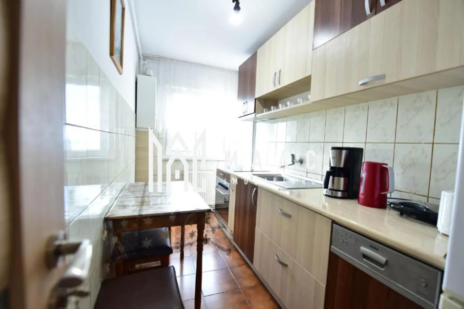 Apartament 2 camere I Decomandat I Vasile Aaron - MAAC Imobiliare vă propune spre vânzare un apartament cu 2 camere situat în cartierul Vasile Aaron, amplasat la etajul 9 din 10 al unui imobil dotat cu lift nou, într-o zonă cu acces facil către magazine, transport public și alte puncte de interes.

Locuința are o suprafață utilă de 56 mp și este compartimentată funcțional, oferind spații bine delimitate și luminoase, potrivite pentru locuire sau investiție. Apartamentul beneficiază de balcon închis cu termopan și de baie cu geam, ceea ce contribuie la un plus de confort și ventilație naturală.

Compartimentarea apartamentului este următoarea:
-living
-dormitor
-bucătărie
-baie cu geam
-hol
-balcon închis cu termopan

În plus, proprietatea dispune de pivniță la subsol cu o suprafață de aproximativ 16 mp, oferind spațiu suplimentar pentru depozitare.

Apartamentul este dotat cu instalație de aer condiționat și se predă mobilat și utilat, fiind pregătit pentru mutare imediată.

Parcarea se realizează stradal, în apropierea imobilului.

Pentru mai multe detalii, vă rugăm să menționați telefonic că ați văzut anunțul cu CP1880494.