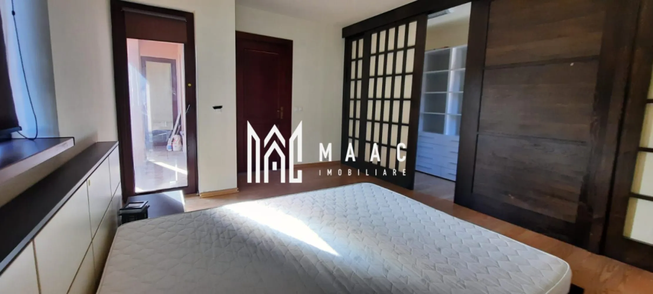 Apartament 3 Camere | 100MPU | 2 Niveluri | Calea Dumbravii - MAAC Imobiliare va propune spre vanzare un apartament cu 3 camere situat la etajul 1 al unui imobil cu 7 apartamente, situat pe Calea Dumbrăvii. 
Apartamentul este organizat pe două niveluri, astfel: 
- La primul nivel living+bucătărie open-space, baie, dressing şi balcon 4MP;
- La nivelul superior hol, baie, dormitor, dormitor matrimonial + dressing şi balcon 4MP cu acces din ambele dormitoare. Apartamentul deţine un loc de parcare in curtea interioara + o boxa pentru depozitare.
Imobilul are la etajul al III-lea, o terasă de 90MP cu vedere la Munţii Făgăraş, cat şi o curte interioara comuna cu filigorie, loc de grătar şi multă vegetaţie (nuc, stejar, peri, cireşi ornamentali). 
Retras de la frontul stradal 20ML.
In imediata apropiere se afla Parcul Sub Arini, la 10 minute de Gradina Zoologica (mers pe jos). Acces imediat la pistele de bicicletă. 

Pentru mai multe informații sau pentru a programa o vizionare, nu ezitați să ne contactați, specificand ID: CP1879424.