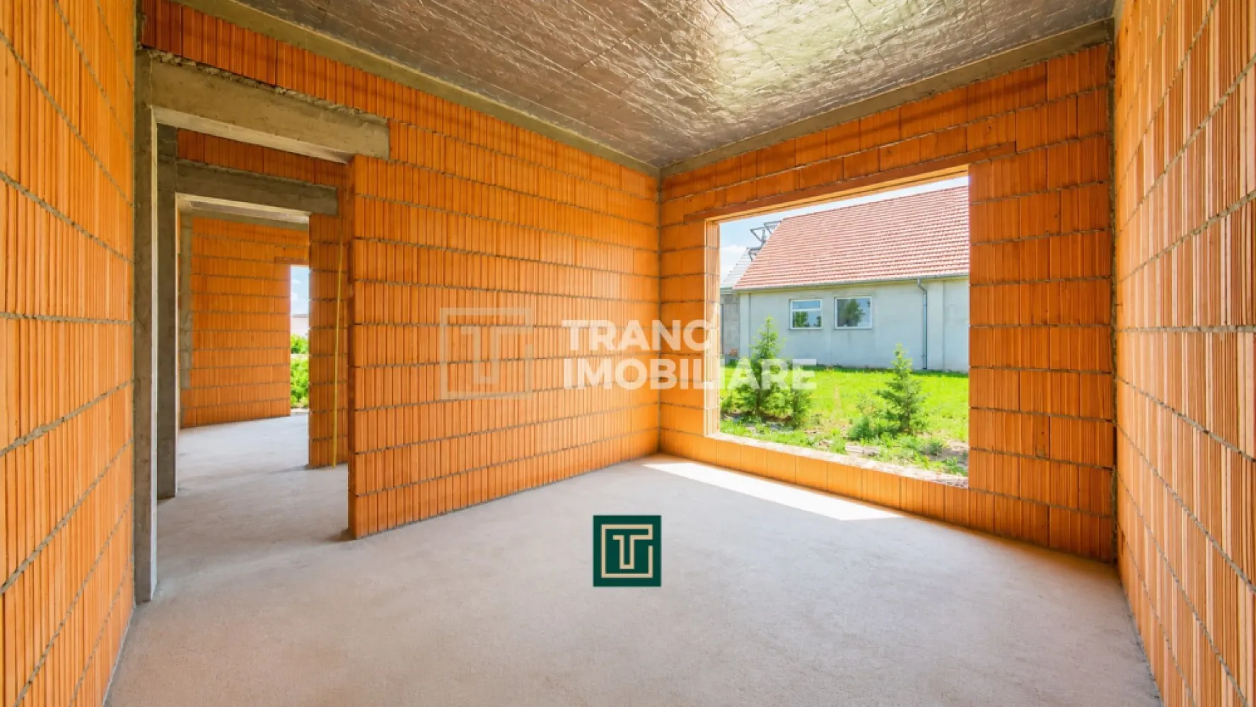 Casă nouă la cheie în Finberg Residence Arad - 🏡 Tranc Imobiliare vă propune spre vânzare, în exclusivitate, o casă modernă situată în cartierul Finberg Residence, Arad – zona Gai.

Proprietatea este amplasată într-un cartier rezidențial privat, liniștit, cu trafic redus, format în mare parte din familii tinere. Accesul în cartier este privat, oferind mai multă intimitate și siguranță. Din cartier se ajunge ușor către facilitățile din zonă: magazine, școli, grădinițe, biserică și acces către zona industrială. Totodată, în cadrul cartierului urmează să fie amenajat și un loc de joacă pentru copii.

Casa este construită pe un singur nivel și are o suprafață de 100 mp construiți și 80 mp utili, fiind compartimentată astfel:
✔️ Hol de acces 
✔️ Bucătărie separată și living, cu posibilitatea de a fi transformate în open space 
✔️ 2 dormitoare (12 mp fiecare) 
✔️ 2 băi 

🌿 Proprietatea dispune și de un teren de 250 mp, care se va preda amenajat cu gazon și spațiu verde. În fața casei sunt amenajate locuri de parcare, existând și posibilitatea parcării în interiorul curții.

🔑 Casa se predă la cheie, cumpărătorul având posibilitatea de a-și alege finisajele interioare:
✔️ Gresie 
✔️ Faianță 
✔️ Parchet 
✔️ Întrerupătoare și dulii pentru iluminat 
✔️ Obiecte sanitare pentru băi 

✔️ Proprietatea va avea implementată încălzire în pardoseală 
✔️ Tâmplărie PVC cu geam termopan și sticlă de reflexie 

🏗️ Construcția este realizată din cărămidă Porotherm, cu acoperiș din țiglă și izolație exterioară.

Casa beneficiază de toate utilitățile:
✔️ Curent 
✔️ Gaz 
✔️ Apă 
✔️ Canalizare 
✔️ Internet 
✔️ Iluminat stradal 

📐 Front stradal: 15 metri

💰 Preț: 179.000 € 
✅ Comision 0% pentru cumpărător

📞 Pentru mai multe detalii și programarea unei vizionări +40 748 125 408.