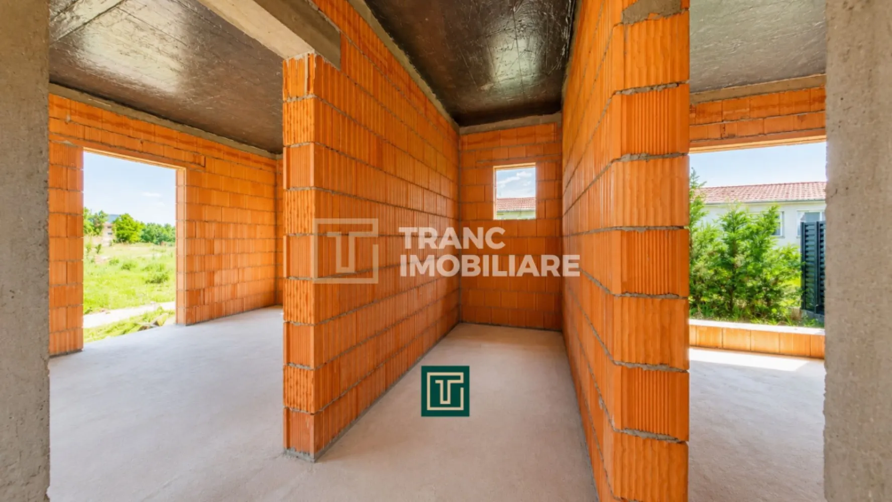 Casă nouă la cheie în Finberg Residence Arad - 🏡 Tranc Imobiliare vă propune spre vânzare, în exclusivitate, o casă modernă situată în cartierul Finberg Residence, Arad – zona Gai.

Proprietatea este amplasată într-un cartier rezidențial privat, liniștit, cu trafic redus, format în mare parte din familii tinere. Accesul în cartier este privat, oferind mai multă intimitate și siguranță. Din cartier se ajunge ușor către facilitățile din zonă: magazine, școli, grădinițe, biserică și acces către zona industrială. Totodată, în cadrul cartierului urmează să fie amenajat și un loc de joacă pentru copii.

Casa este construită pe un singur nivel și are o suprafață de 100 mp construiți și 80 mp utili, fiind compartimentată astfel:
✔️ Hol de acces 
✔️ Bucătărie separată și living, cu posibilitatea de a fi transformate în open space 
✔️ 2 dormitoare (12 mp fiecare) 
✔️ 2 băi 

🌿 Proprietatea dispune și de un teren de 250 mp, care se va preda amenajat cu gazon și spațiu verde. În fața casei sunt amenajate locuri de parcare, existând și posibilitatea parcării în interiorul curții.

🔑 Casa se predă la cheie, cumpărătorul având posibilitatea de a-și alege finisajele interioare:
✔️ Gresie 
✔️ Faianță 
✔️ Parchet 
✔️ Întrerupătoare și dulii pentru iluminat 
✔️ Obiecte sanitare pentru băi 

✔️ Proprietatea va avea implementată încălzire în pardoseală 
✔️ Tâmplărie PVC cu geam termopan și sticlă de reflexie 

🏗️ Construcția este realizată din cărămidă Porotherm, cu acoperiș din țiglă și izolație exterioară.

Casa beneficiază de toate utilitățile:
✔️ Curent 
✔️ Gaz 
✔️ Apă 
✔️ Canalizare 
✔️ Internet 
✔️ Iluminat stradal 

📐 Front stradal: 15 metri

💰 Preț: 179.000 € 
✅ Comision 0% pentru cumpărător

📞 Pentru mai multe detalii și programarea unei vizionări +40 748 125 408.