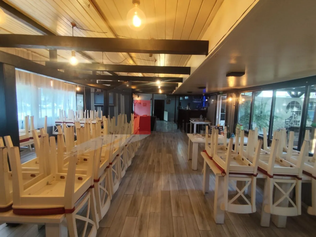 Spatiu comercial de inchiriat in zona Berceceni (Bulevard) - RESTAURANT COMPLET ECHIPAT DE ÎNCHIRIAT – BERCENI

Se oferă spre închiriere spațiu tip restaurant, complet utilat și pregătit pentru funcționare, situat într-o zonă foarte bună din Berceni, cu acces facil și vizibilitate.

Suprafețe:

Aproximativ 310 mp utili (la care se adaugă spațiile auxiliare)
Teren total: 500 mp (aprox. 90% construit)
Terasă semi-închisă: ~100 mp utili
Salon (include și zona de bar): 139 mp
Cameră de joacă pentru copii: 34 mp
Grupuri sanitare: 11 mp + suplimentare pe terasă

Compartimentare și dotări:
Zona de servire este amplă și bine organizată, potrivită atât pentru clienți individuali, cât și pentru evenimente. Salonul dispune de:

Bar
Aproximativ 40 scaune și 10 mese (3 extensibile)
Televizoare, sistem audio surround, sistem de casă
Ventiloconvectoare pentru climatizare
Sistem de alarmă

Cameră de joacă pentru copii – avantaj important pentru un concept orientat către familii.

Terasă semi-acoperită (~100 mp):

Răcire adiabatică și ventilatoare cu apă pentru sezonul cald
4 radiatoare profesionale suspendate pentru sezonul rece
Sistem audio
Ladă frigorifică
2 grupuri sanitare

Bucătărie profesională complet echipată:

2 aragaze + plită cu rocă vulcanică
3 friteuze
3 mese reci + 3 frigidere
Cuptor pizza electric (2 cuve)
Cuptor + convectomat
Feliator, mese de lucru, lavoare, chiuvetă bucătar
2 boilere electrice de 100L (cu posibilitate montare centrală)

Acces și facilități:

Acces facil pentru clienți și aprovizionare
Intrare suplimentară în partea din spate
Posibilitate amenajare parcare
1–2 locuri de parcare existente
Acces pentru persoane cu dizabilități

Utilități:

Gaz
Apă curentă
Canalizare
Curent trifazic

Acte:
Documentație completă, spațiul este pretabil pentru autorizare.

Condiții:
Chirie avantajoasă raportată la dotări și suprafață + garanție.

Pentru detalii și programări vizionare: telefon sau WhatsApp.