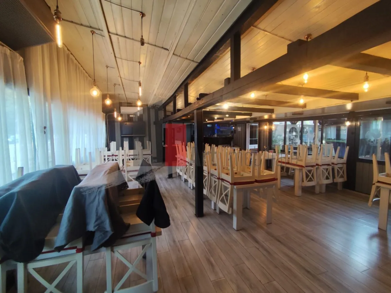 Spatiu comercial de inchiriat in zona Berceceni (Bulevard) - RESTAURANT COMPLET ECHIPAT DE ÎNCHIRIAT – BERCENI

Se oferă spre închiriere spațiu tip restaurant, complet utilat și pregătit pentru funcționare, situat într-o zonă foarte bună din Berceni, cu acces facil și vizibilitate.

Suprafețe:

Aproximativ 310 mp utili (la care se adaugă spațiile auxiliare)
Teren total: 500 mp (aprox. 90% construit)
Terasă semi-închisă: ~100 mp utili
Salon (include și zona de bar): 139 mp
Cameră de joacă pentru copii: 34 mp
Grupuri sanitare: 11 mp + suplimentare pe terasă

Compartimentare și dotări:
Zona de servire este amplă și bine organizată, potrivită atât pentru clienți individuali, cât și pentru evenimente. Salonul dispune de:

Bar
Aproximativ 40 scaune și 10 mese (3 extensibile)
Televizoare, sistem audio surround, sistem de casă
Ventiloconvectoare pentru climatizare
Sistem de alarmă

Cameră de joacă pentru copii – avantaj important pentru un concept orientat către familii.

Terasă semi-acoperită (~100 mp):

Răcire adiabatică și ventilatoare cu apă pentru sezonul cald
4 radiatoare profesionale suspendate pentru sezonul rece
Sistem audio
Ladă frigorifică
2 grupuri sanitare

Bucătărie profesională complet echipată:

2 aragaze + plită cu rocă vulcanică
3 friteuze
3 mese reci + 3 frigidere
Cuptor pizza electric (2 cuve)
Cuptor + convectomat
Feliator, mese de lucru, lavoare, chiuvetă bucătar
2 boilere electrice de 100L (cu posibilitate montare centrală)

Acces și facilități:

Acces facil pentru clienți și aprovizionare
Intrare suplimentară în partea din spate
Posibilitate amenajare parcare
1–2 locuri de parcare existente
Acces pentru persoane cu dizabilități

Utilități:

Gaz
Apă curentă
Canalizare
Curent trifazic

Acte:
Documentație completă, spațiul este pretabil pentru autorizare.

Condiții:
Chirie avantajoasă raportată la dotări și suprafață + garanție.

Pentru detalii și programări vizionare: telefon sau WhatsApp.