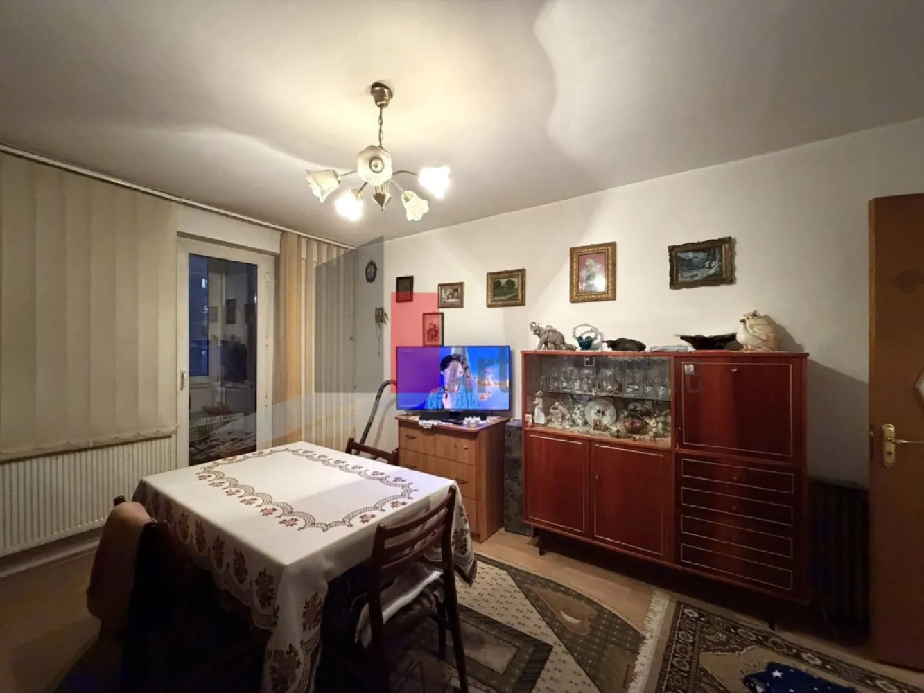 Apartament 2 camere Prelungirea Ghencea/Valea Oltului - Va prezentam spre achizitie un apartament de 2 camere, decomandat, in suprafata totala de 44,40 mp din care un balcon inchis de 2,88 mp, format din 2 camere, bucatarie si baie cu cada. 

Apartamentul este situat la etajul 6 din 10, intr-un bloc construit in 1973 si pozitionat stradal pe Bd. Prelungirea Ghencea foarte aproape de intersectia cu Valea Oltului. 
Blocul este bine pozitionat, cu acces rapid la multe facilitati: statia de metrou Raul Doamnei se afla la cca 10 min de mers pe jos (750 m), statie de mijloace de transport este in fata blocului, supermarketuri, farmacii, cabinete veterinare, cafenele si restaurante sunt la distanta de mers pe jos, cel mai aproapiat magazin este la cca 50 de metri. In 20 de minute se poate ajunge pe jos si in Parcul Drumul Taberei. 

Apartamentul se incalzeste cu calorifere conectate la reteaua publica de termoficare, a trecut printr-o renovare generala insa, in prezent, necesita o renovare/improspatare pentru a fi adus la standardele actuale. 

Pretul este usor negociabil, actele sunt pregatite pentru vanzare, apartamentul se vinde fara obiectele personale din fotografii, comisionul agentiei este de 2% din valoarea tranzactiei.