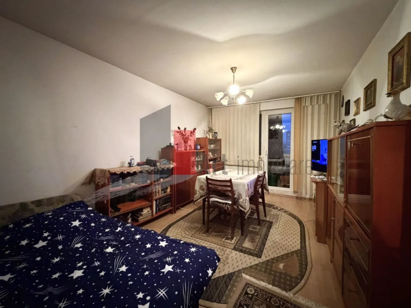 Apartament 2 camere Prelungirea Ghencea/Valea Oltului - Va prezentam spre achizitie un apartament de 2 camere, decomandat, in suprafata totala de 44,40 mp din care un balcon inchis de 2,88 mp, format din 2 camere, bucatarie si baie cu cada. 

Apartamentul este situat la etajul 6 din 10, intr-un bloc construit in 1973 si pozitionat stradal pe Bd. Prelungirea Ghencea foarte aproape de intersectia cu Valea Oltului. 
Blocul este bine pozitionat, cu acces rapid la multe facilitati: statia de metrou Raul Doamnei se afla la cca 10 min de mers pe jos (750 m), statie de mijloace de transport este in fata blocului, supermarketuri, farmacii, cabinete veterinare, cafenele si restaurante sunt la distanta de mers pe jos, cel mai aproapiat magazin este la cca 50 de metri. In 20 de minute se poate ajunge pe jos si in Parcul Drumul Taberei. 

Apartamentul se incalzeste cu calorifere conectate la reteaua publica de termoficare, a trecut printr-o renovare generala insa, in prezent, necesita o renovare/improspatare pentru a fi adus la standardele actuale. 

Pretul este usor negociabil, actele sunt pregatite pentru vanzare, apartamentul se vinde fara obiectele personale din fotografii, comisionul agentiei este de 2% din valoarea tranzactiei.