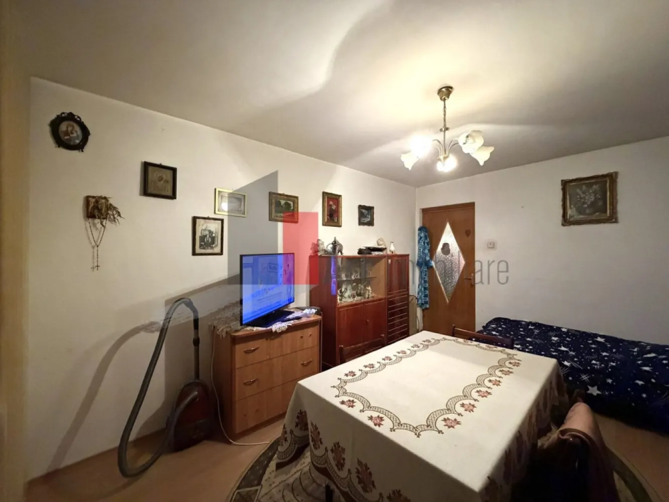Apartament 2 camere Prelungirea Ghencea/Valea Oltului - Va prezentam spre achizitie un apartament de 2 camere, decomandat, in suprafata totala de 44,40 mp din care un balcon inchis de 2,88 mp, format din 2 camere, bucatarie si baie cu cada. 

Apartamentul este situat la etajul 6 din 10, intr-un bloc construit in 1973 si pozitionat stradal pe Bd. Prelungirea Ghencea foarte aproape de intersectia cu Valea Oltului. 
Blocul este bine pozitionat, cu acces rapid la multe facilitati: statia de metrou Raul Doamnei se afla la cca 10 min de mers pe jos (750 m), statie de mijloace de transport este in fata blocului, supermarketuri, farmacii, cabinete veterinare, cafenele si restaurante sunt la distanta de mers pe jos, cel mai aproapiat magazin este la cca 50 de metri. In 20 de minute se poate ajunge pe jos si in Parcul Drumul Taberei. 

Apartamentul se incalzeste cu calorifere conectate la reteaua publica de termoficare, a trecut printr-o renovare generala insa, in prezent, necesita o renovare/improspatare pentru a fi adus la standardele actuale. 

Pretul este usor negociabil, actele sunt pregatite pentru vanzare, apartamentul se vinde fara obiectele personale din fotografii, comisionul agentiei este de 2% din valoarea tranzactiei.