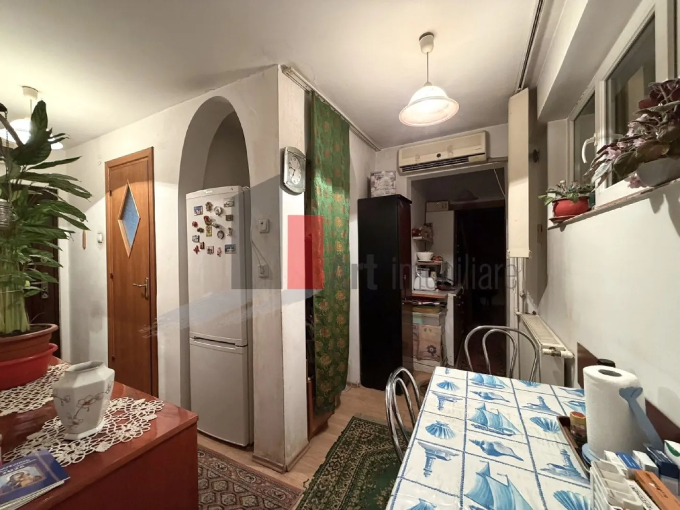 Apartament 2 camere Prelungirea Ghencea/Valea Oltului - Va prezentam spre achizitie un apartament de 2 camere, decomandat, in suprafata totala de 44,40 mp din care un balcon inchis de 2,88 mp, format din 2 camere, bucatarie si baie cu cada. 

Apartamentul este situat la etajul 6 din 10, intr-un bloc construit in 1973 si pozitionat stradal pe Bd. Prelungirea Ghencea foarte aproape de intersectia cu Valea Oltului. 
Blocul este bine pozitionat, cu acces rapid la multe facilitati: statia de metrou Raul Doamnei se afla la cca 10 min de mers pe jos (750 m), statie de mijloace de transport este in fata blocului, supermarketuri, farmacii, cabinete veterinare, cafenele si restaurante sunt la distanta de mers pe jos, cel mai aproapiat magazin este la cca 50 de metri. In 20 de minute se poate ajunge pe jos si in Parcul Drumul Taberei. 

Apartamentul se incalzeste cu calorifere conectate la reteaua publica de termoficare, a trecut printr-o renovare generala insa, in prezent, necesita o renovare/improspatare pentru a fi adus la standardele actuale. 

Pretul este usor negociabil, actele sunt pregatite pentru vanzare, apartamentul se vinde fara obiectele personale din fotografii, comisionul agentiei este de 2% din valoarea tranzactiei.