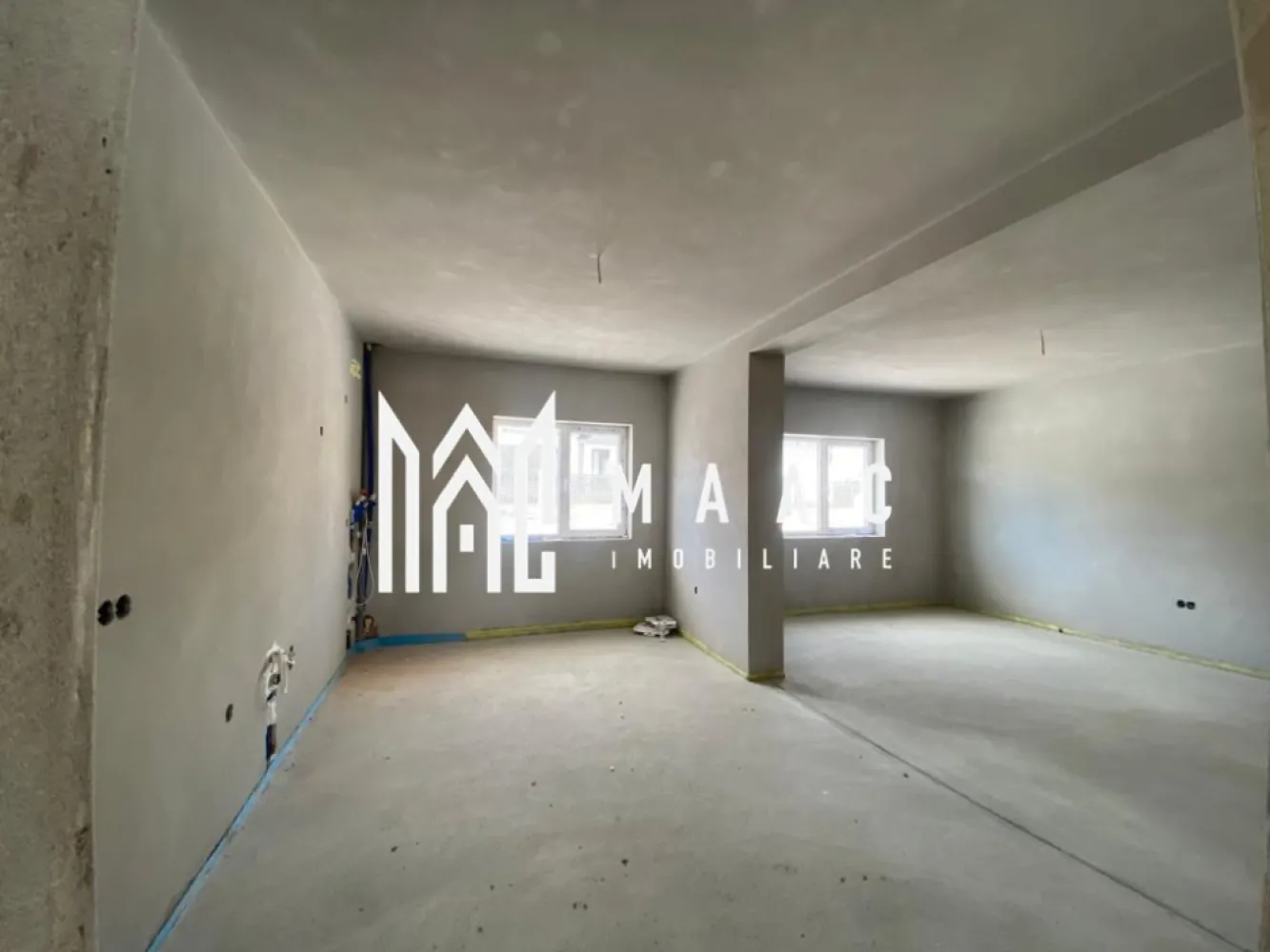 Casa Individuala | Curte 727 MP | Cisnadie - MAAC Imobiliare vă propune spre vânzare o casă individuală situată în orașul Cisnădie, cu o suprafață utilă de 165 mp și o curte liberă generoasă de 617 mp, proprietatea fiind potrivită pentru o familie care își dorește spațiu, confort și liniște într-o zonă rezidențială.

Locuința este dispusă pe două niveluri, Parter + Etaj, și beneficiază de o compartimentare practică, cu camere bine dimensionate și spații funcționale.

Compartimentarea imobilului este realizată astfel:

Parter:
-hol – 7.50 mp
-casa scării – 7.57 mp
-bucătărie – 15.68 mp
-living – 19.43 mp
-dormitor 1 – 18.93 mp
-dormitor 2 – 12.03 mp
-baie – 5.12 mp

Etaj:
-hol – 9.30 mp
-bucătărie – 18.08 mp cu ieșire pe balcon de 6.04 mp
-dormitor 1 – 18.08 mp
-dormitor 2 – 15.35 mp
-dormitor 3 – 13.67 mp cu ieșire pe balcon de 6.04 mp
-baie – 5.12 mp

Curtea este pavată și dispune totodată de o suprafață generoasă de teren amenajată cu gazon, oferind spațiu pentru relaxare, grădină sau activități în aer liber.

Proprietatea se bucură de o amplasare într-o zonă liniștită și sigură din Cisnădie, cu vedere către Munții Făgăraș, oferind un cadru plăcut pentru locuire.

Pentru mai multe detalii, vă rugăm să menționați telefonic că ați văzut anunțul cu CP1879178.