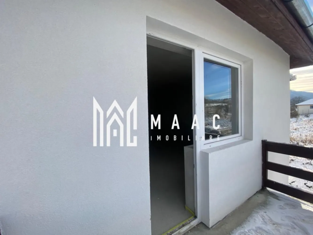 Casa Individuala | Curte 727 MP | Cisnadie - MAAC Imobiliare vă propune spre vânzare o casă individuală situată în orașul Cisnădie, cu o suprafață utilă de 165 mp și o curte liberă generoasă de 617 mp, proprietatea fiind potrivită pentru o familie care își dorește spațiu, confort și liniște într-o zonă rezidențială.

Locuința este dispusă pe două niveluri, Parter + Etaj, și beneficiază de o compartimentare practică, cu camere bine dimensionate și spații funcționale.

Compartimentarea imobilului este realizată astfel:

Parter:
-hol – 7.50 mp
-casa scării – 7.57 mp
-bucătărie – 15.68 mp
-living – 19.43 mp
-dormitor 1 – 18.93 mp
-dormitor 2 – 12.03 mp
-baie – 5.12 mp

Etaj:
-hol – 9.30 mp
-bucătărie – 18.08 mp cu ieșire pe balcon de 6.04 mp
-dormitor 1 – 18.08 mp
-dormitor 2 – 15.35 mp
-dormitor 3 – 13.67 mp cu ieșire pe balcon de 6.04 mp
-baie – 5.12 mp

Curtea este pavată și dispune totodată de o suprafață generoasă de teren amenajată cu gazon, oferind spațiu pentru relaxare, grădină sau activități în aer liber.

Proprietatea se bucură de o amplasare într-o zonă liniștită și sigură din Cisnădie, cu vedere către Munții Făgăraș, oferind un cadru plăcut pentru locuire.

Pentru mai multe detalii, vă rugăm să menționați telefonic că ați văzut anunțul cu CP1879178.