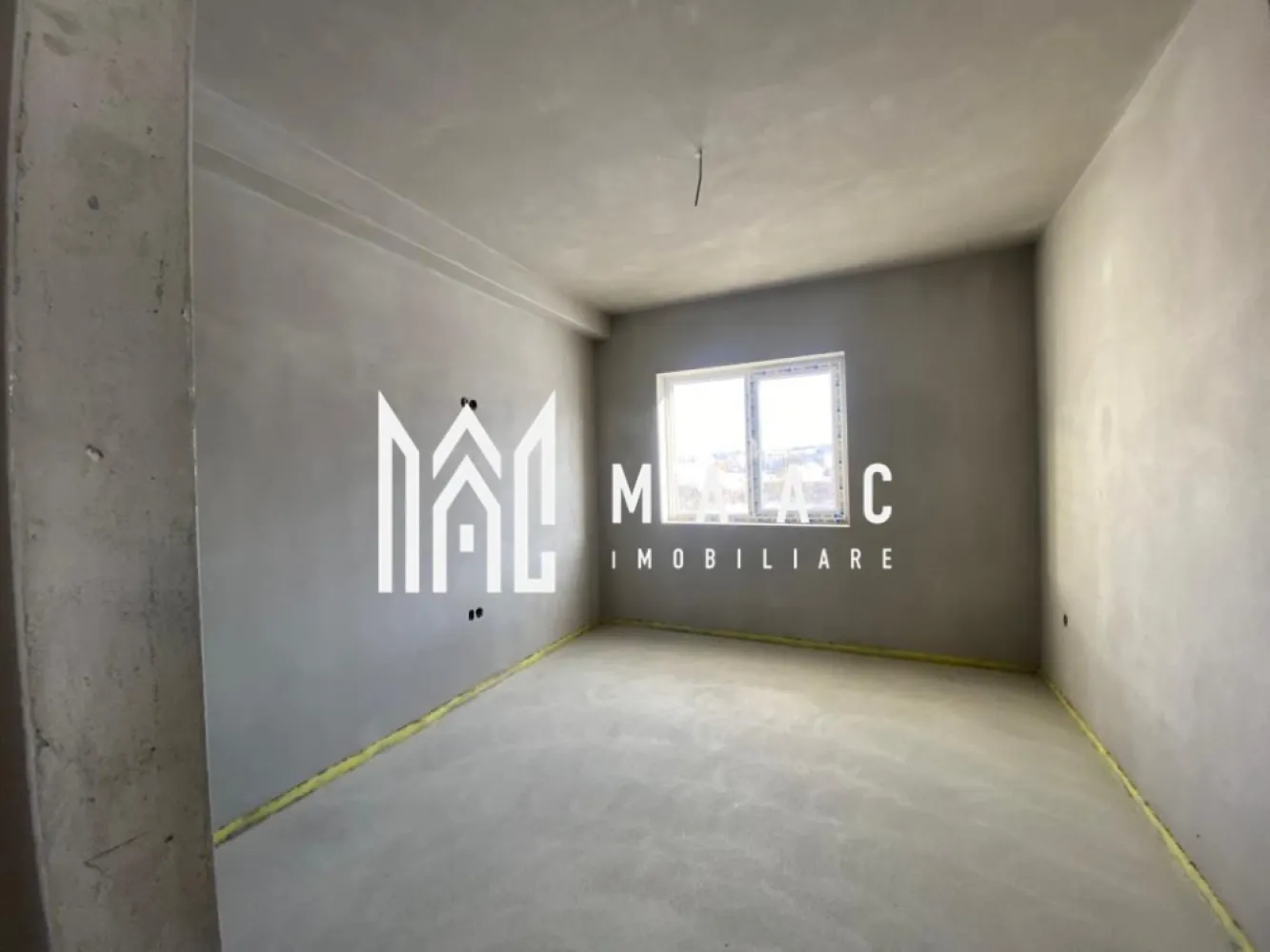 Casa Individuala | Curte 727 MP | Cisnadie - MAAC Imobiliare vă propune spre vânzare o casă individuală situată în orașul Cisnădie, cu o suprafață utilă de 165 mp și o curte liberă generoasă de 617 mp, proprietatea fiind potrivită pentru o familie care își dorește spațiu, confort și liniște într-o zonă rezidențială.

Locuința este dispusă pe două niveluri, Parter + Etaj, și beneficiază de o compartimentare practică, cu camere bine dimensionate și spații funcționale.

Compartimentarea imobilului este realizată astfel:

Parter:
-hol – 7.50 mp
-casa scării – 7.57 mp
-bucătărie – 15.68 mp
-living – 19.43 mp
-dormitor 1 – 18.93 mp
-dormitor 2 – 12.03 mp
-baie – 5.12 mp

Etaj:
-hol – 9.30 mp
-bucătărie – 18.08 mp cu ieșire pe balcon de 6.04 mp
-dormitor 1 – 18.08 mp
-dormitor 2 – 15.35 mp
-dormitor 3 – 13.67 mp cu ieșire pe balcon de 6.04 mp
-baie – 5.12 mp

Curtea este pavată și dispune totodată de o suprafață generoasă de teren amenajată cu gazon, oferind spațiu pentru relaxare, grădină sau activități în aer liber.

Proprietatea se bucură de o amplasare într-o zonă liniștită și sigură din Cisnădie, cu vedere către Munții Făgăraș, oferind un cadru plăcut pentru locuire.

Pentru mai multe detalii, vă rugăm să menționați telefonic că ați văzut anunțul cu CP1879178.