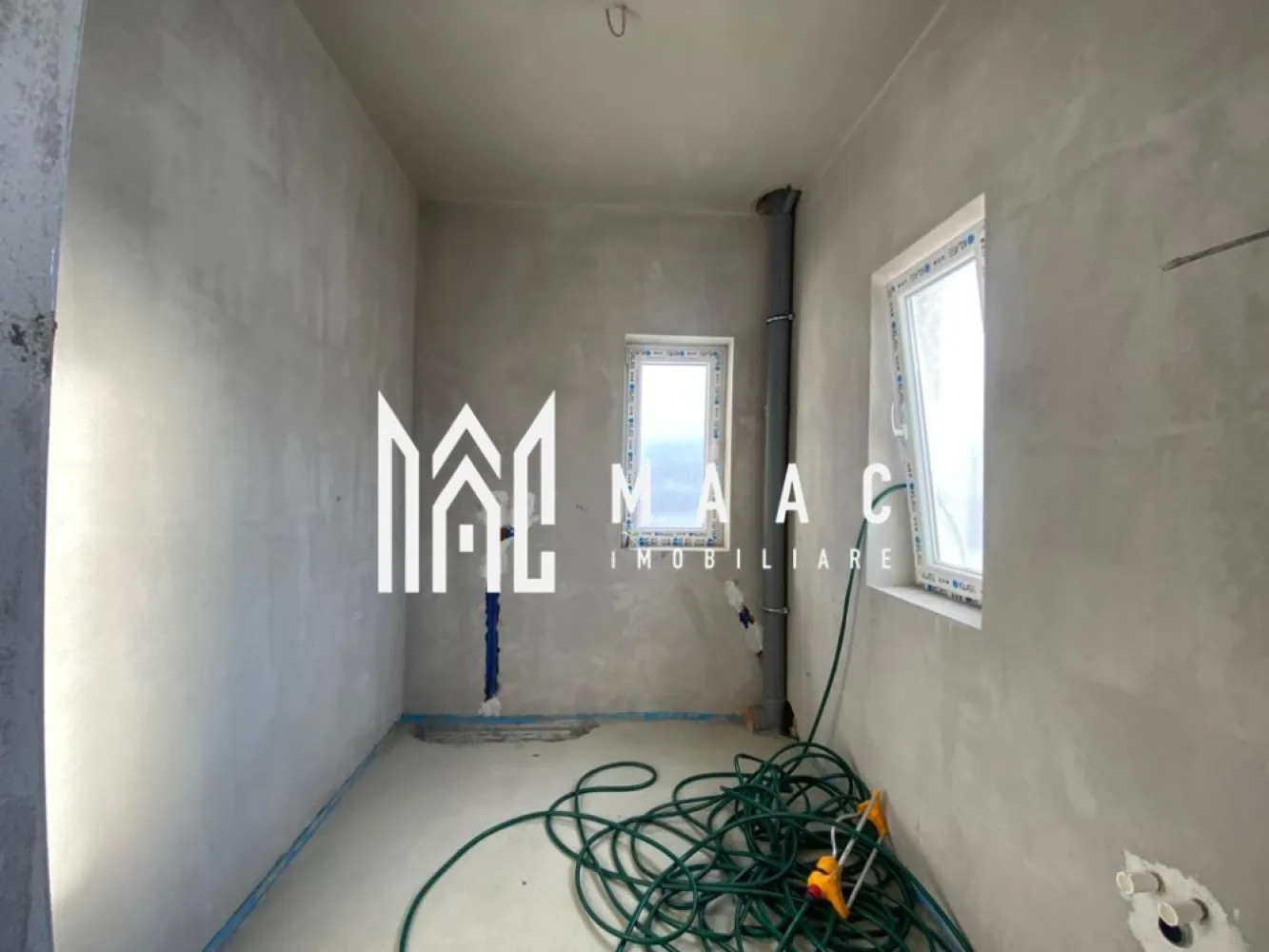 Casa Individuala | Curte 727 MP | Cisnadie - MAAC Imobiliare vă propune spre vânzare o casă individuală situată în orașul Cisnădie, cu o suprafață utilă de 165 mp și o curte liberă generoasă de 617 mp, proprietatea fiind potrivită pentru o familie care își dorește spațiu, confort și liniște într-o zonă rezidențială.

Locuința este dispusă pe două niveluri, Parter + Etaj, și beneficiază de o compartimentare practică, cu camere bine dimensionate și spații funcționale.

Compartimentarea imobilului este realizată astfel:

Parter:
-hol – 7.50 mp
-casa scării – 7.57 mp
-bucătărie – 15.68 mp
-living – 19.43 mp
-dormitor 1 – 18.93 mp
-dormitor 2 – 12.03 mp
-baie – 5.12 mp

Etaj:
-hol – 9.30 mp
-bucătărie – 18.08 mp cu ieșire pe balcon de 6.04 mp
-dormitor 1 – 18.08 mp
-dormitor 2 – 15.35 mp
-dormitor 3 – 13.67 mp cu ieșire pe balcon de 6.04 mp
-baie – 5.12 mp

Curtea este pavată și dispune totodată de o suprafață generoasă de teren amenajată cu gazon, oferind spațiu pentru relaxare, grădină sau activități în aer liber.

Proprietatea se bucură de o amplasare într-o zonă liniștită și sigură din Cisnădie, cu vedere către Munții Făgăraș, oferind un cadru plăcut pentru locuire.

Pentru mai multe detalii, vă rugăm să menționați telefonic că ați văzut anunțul cu CP1879178.