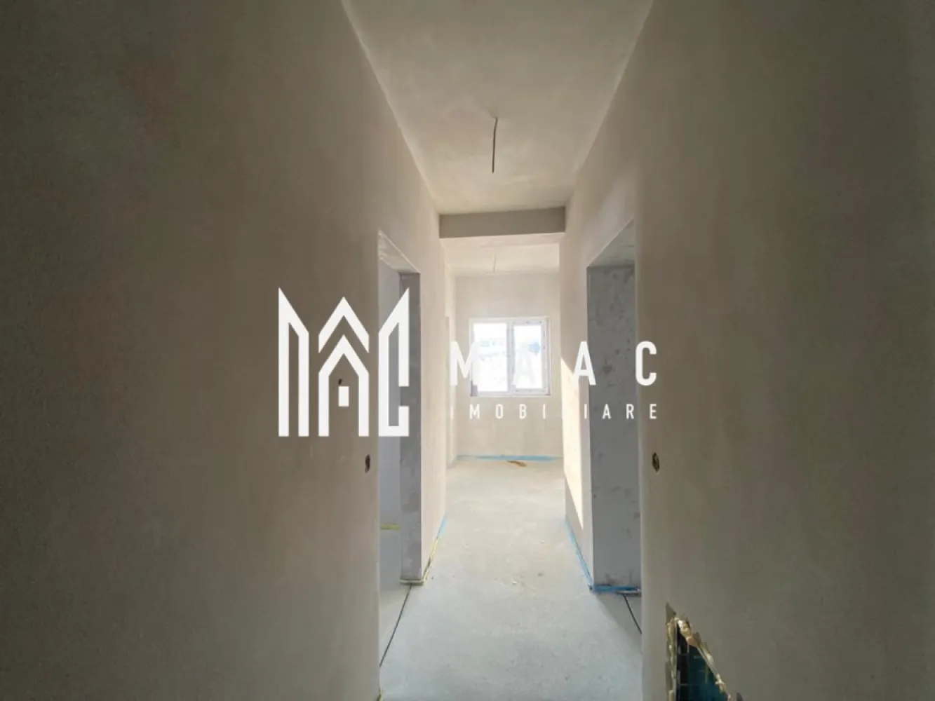 Casa Individuala | Curte 727 MP | Cisnadie - MAAC Imobiliare vă propune spre vânzare o casă individuală situată în orașul Cisnădie, cu o suprafață utilă de 165 mp și o curte liberă generoasă de 617 mp, proprietatea fiind potrivită pentru o familie care își dorește spațiu, confort și liniște într-o zonă rezidențială.

Locuința este dispusă pe două niveluri, Parter + Etaj, și beneficiază de o compartimentare practică, cu camere bine dimensionate și spații funcționale.

Compartimentarea imobilului este realizată astfel:

Parter:
-hol – 7.50 mp
-casa scării – 7.57 mp
-bucătărie – 15.68 mp
-living – 19.43 mp
-dormitor 1 – 18.93 mp
-dormitor 2 – 12.03 mp
-baie – 5.12 mp

Etaj:
-hol – 9.30 mp
-bucătărie – 18.08 mp cu ieșire pe balcon de 6.04 mp
-dormitor 1 – 18.08 mp
-dormitor 2 – 15.35 mp
-dormitor 3 – 13.67 mp cu ieșire pe balcon de 6.04 mp
-baie – 5.12 mp

Curtea este pavată și dispune totodată de o suprafață generoasă de teren amenajată cu gazon, oferind spațiu pentru relaxare, grădină sau activități în aer liber.

Proprietatea se bucură de o amplasare într-o zonă liniștită și sigură din Cisnădie, cu vedere către Munții Făgăraș, oferind un cadru plăcut pentru locuire.

Pentru mai multe detalii, vă rugăm să menționați telefonic că ați văzut anunțul cu CP1879178.