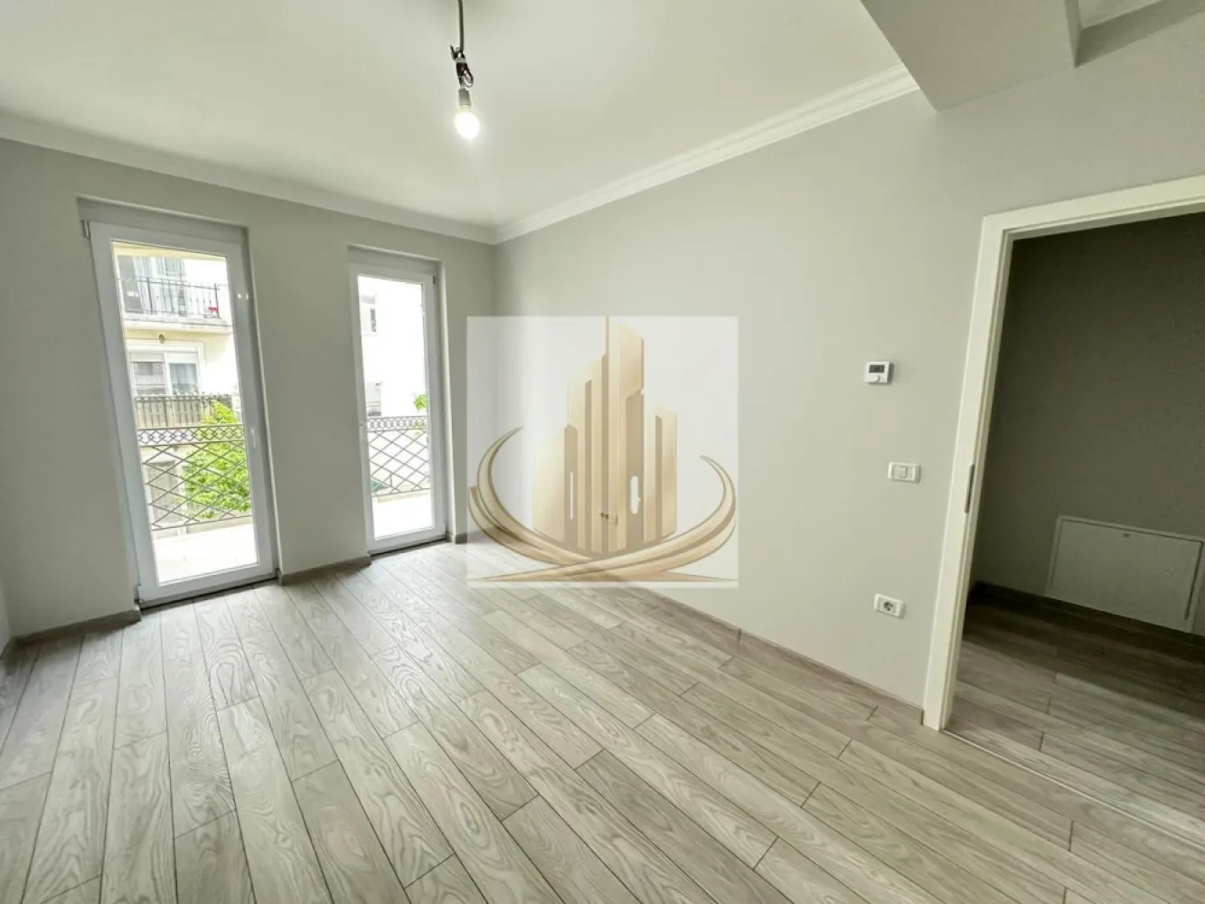 Exclusivitate | Apartament Luxury 2 Camere cu Dressinguri și Loggie - Grand Mobilis Imobiliare vă propune, în regim de exclusivitate, un apartament spectaculos cu 2 camere, realizat la standarde premium, unde eleganța, spațiile generoase și atenția la detalii se îmbină perfect pentru a oferi un stil de viață modern și rafinat.

Situat la etajul 1, într-un imobil exclusivist, apartamentul impresionează prin compartimentarea inteligentă, finisajele de top și atmosfera elegantă pe care o oferă încă de la primul pas.

Compartimentare premium

✔️ Living generos cu bucătărie open-space
✔️ Dormitor matrimonial spațios
✔️ 2 dressing-uri – spații excelente de organizare
✔️ Baie elegantă cu vană freestanding
✔️ Balcon tip loggie, cu acces atât din dormitor, cât și din zona de living/bucătărie

Suprafețele vitrate ample și compartimentarea aerisită oferă lumină naturală pe tot parcursul zilei și o senzație autentică de confort.

Finisaje & dotări premium
Travertin natural
Parchet laminat premium de 12 mm
Uși interioare MDF
Centrală termică nouă Ariston
Izolație exterioară cu polistiren de 10 cm
Camere de dimensiuni generoase
Finisaje moderne, atent alese
Imobil exclusivist

Proprietatea face parte dintr-un ansamblu rezidențial modern, ce oferă:
✔️ Acces securizat cu barieră
✔️ Loc de parcare inclus
✔️ Parcare iluminată nocturn
✔️ Locuri dedicate vizitatorilor
✔️ Casa scării finisată cu granit natural

Un apartament ideal pentru cei care apreciază calitatea, spațiile generoase și confortul unui imobil premium, într-o atmosferă elegantă și exclusivistă.

📞 Pentru informații suplimentare și programarea unei vizionări, echipa Grand Mobilis Imobiliare vă stă la dispoziție.