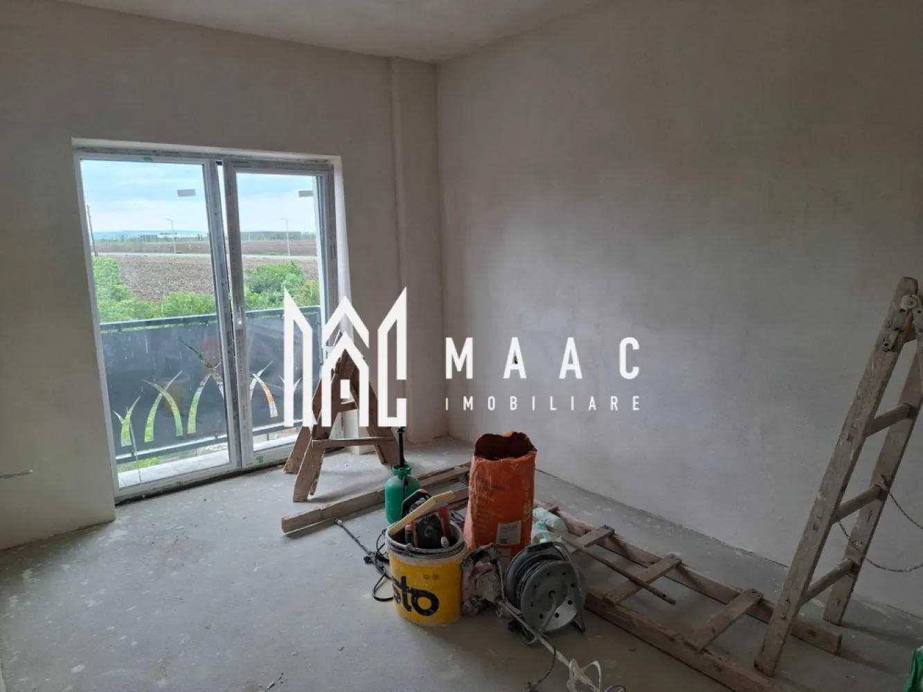Apartament 4 camere | 94 MPU | La cheie | Turnisor - MAAC Imobiliare vă prezintă un apartament decomandat cu 4 camere, dispus pe două niveluri, situat într-un imobil construit în anul 2025 in zona Turnisor.

Locuința are o suprafață utilă de 94 mp, este poziționată la etajul 3 și beneficiază de balcon, logie și loc de parcare inclus în curtea interioară securizată cu barieră. Există și posibilitatea achiziționării unui loc suplimentar de parcare.

Compartimentare:
Primul nivel
Living cu bucătărie open space și ieșire pe balcon
Dormitor cu acces în logie
Baie
Cămară
Hol și scară de acces către etaj.

Etaj
2 dormitoare
Baie.

Dotări și finisaje:
Centrală termică Bosch
Încălzire în pardoseală la ambele niveluri
Geamuri termopan Salamander cu 3 foi de sticlă
Mansardă izolată cu vată minerală dublă de 20 cm
Certificat energetic clasa A
Se predă la cheie.

Avantaje suplimentare:
Fiecare client își poate alege gresia, faianța și parchetul, pentru personalizarea locuinței după propriul gust in acest buget.

Avantaje locație:
Apartamentul este amplasat într-o zonă foarte bine conectată, aproape de centre comerciale, restaurante, cafenele, școli și zone verzi pentru relaxare. Accesul către principalele puncte de interes este rapid și facil.

Pentru mai multe informații, specificați ca ați văzut anunțul cu ID: CP3081422