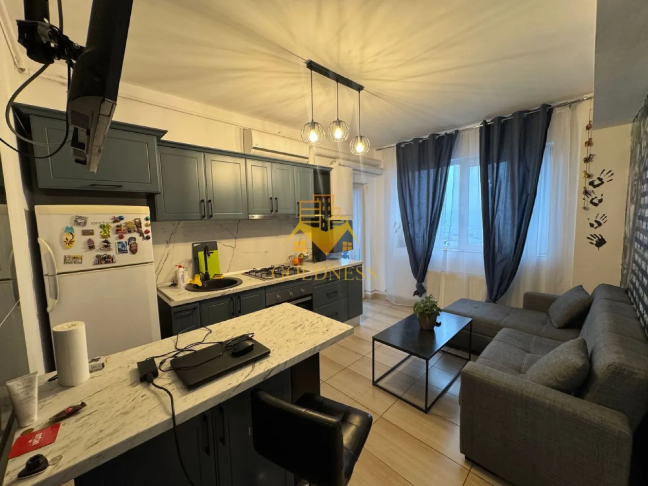 3 camere open-space, balcon, C. Brancusi, Alverna, Gheorgheni - GOLDNESS Imobiliare va propune spre inchiriere un apartament cu 2 camere complet mobilat si utilat, la etajul 8 intr-un imobil de 9 etaje, in Cartierul Gheorgheni, Zona Alverna.
Posibilitatea de a parca in zona.
Se afla in apropierea statiilor de transport in comun, magazine, restaurante, spatii verzi, farmacii, etc. 

Apartamentul este compartimentat astfel:
 - dormitor cu pat matrimonial, dressing, noptiere
 -dormitor cu canapea, comoda, dulap
 - living cu bucatarie open space complet utilata si mobilata, canapea extensibila, loc de servit masa 
 - baie cu cada, calorifer port prosop si dulap pentru depozitare.
 
Imobilul este dotat cu toate cele necesare- centrala proprie, frigider, aragaz, hota, masina de spalat haine, Aer conditionat, etc. 

Daca sunteti interesati de acest apartament si doriti sa il vizionati, dar si pentru alte oferte nu ezitati sa ne contactati telefonic sau prin e-mail. Va stam la dispozitie!
Pentru intermediere se percepe un comision de 50% din pretul chiriei!