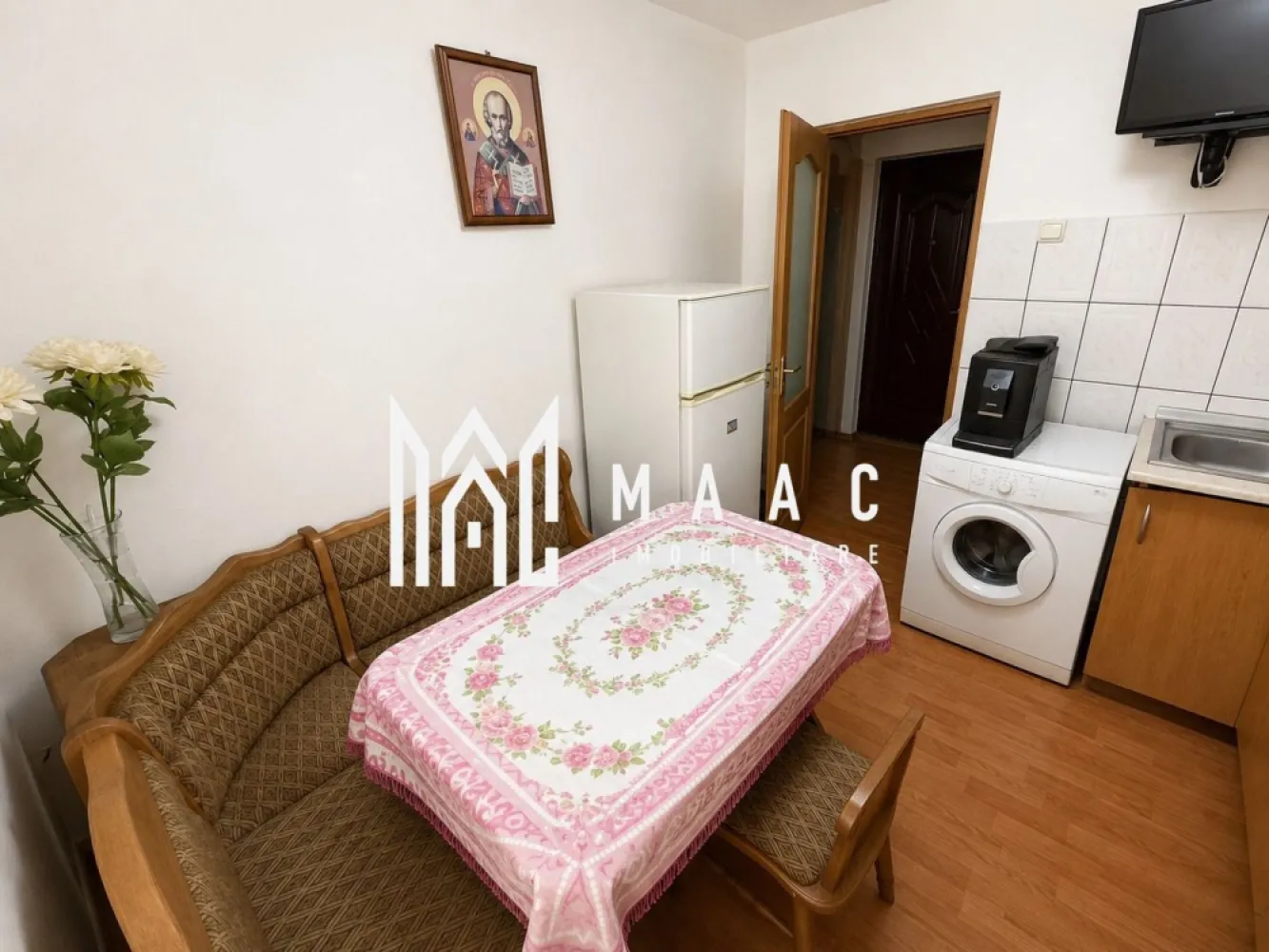 Garsonieră Mobilată și Utilată I Decomandata I Etaj 3/4 I Otelarilor - MAAC Imobiliare vă prezintă o garsonieră decomandată, situată în zona Compa, pe strada Oțelarilor, într-o locație cu acces rapid către principalele zone de interes ale orașului.

Locuința are o suprafață utilă de 23 mp și este amplasată la etajul 3 din 4 al unui imobil bine întreținut.

Compartimentare:
bucătărie separată
dormitor
hol
baie

Garsoniera se vinde complet mobilată și utilată, fiind potrivită atât pentru locuit, cât și pentru investiție.

Puncte forte:
compartimentare decomandată
bucătărie separată
etaj intermediar
acces facil către magazine, transport public și centre comerciale
disponibilă imediat

Pentru mai multe informații sau pentru programarea unei vizionări, vă rugăm să ne contactați și să menționați ID-ul proprietății: CP3079039.