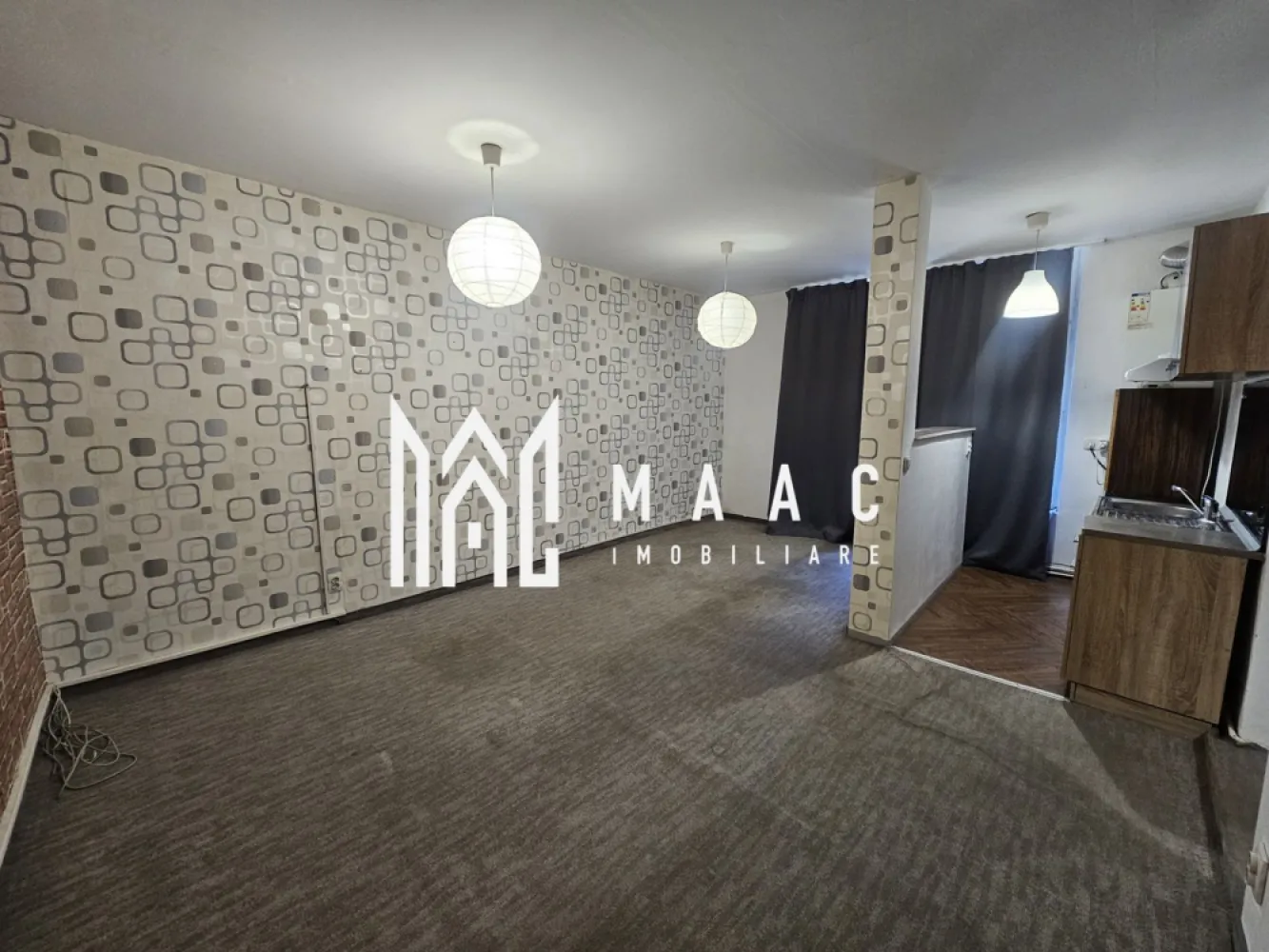 Garsoniera | 35 mpu | Parter inalt | Strada 9 Mai - MAAC Imobiliare vă propune spre închiriere o garsonieră tip studio, situată în zona centrală, pe strada 9 Mai.

Locuința are o suprafață utilă de 35 mp și este amplasată la parter înalt, oferind un acces facil și un plus de confort.

Garsoniera este compartimentată eficient, în stil open-space, fiind ideală pentru o persoană sau un cuplu. Spațiul este luminos și bine organizat, oferind un ambient plăcut și funcțional.

Baia este dotată cu cabină de duș și mașină de spălat rufe, asigurând toate facilitățile necesare unui stil de viață modern.

Proprietatea se închiriază pe o perioadă minimă de 12 luni și nu se acceptă animale de companie.

Poziționarea centrală oferă acces rapid către puncte de interes, mijloace de transport, magazine și alte facilități urbane.

Disponibilă imediat.

Pentru mai multe detalii sau programarea unei vizionări, vă stăm cu drag la dispoziție!
CP: CP3066110.