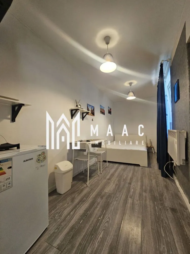 Garsoniera | 20 mpu | Parter | Ultracentral - MAAC Imobiliare vă propune spre închiriere o garsonieră, situată în zona centrală, pe strada 9 Mai.

Locuința are o suprafață utilă de 20 mp și este amplasată la parterul unui imobil bine întreținut, fiind ideală pentru cei care își doresc acces facil și funcționalitate.

Garsoniera este complet mobilată și utilată, amenajată eficient pentru a valorifica fiecare metru pătrat, oferind un spațiu practic și confortabil, potrivit pentru o persoană.

Baia este dotată cu cabină de duș si geam de aerisire.

Proprietatea se închiriază pe o perioadă minimă de 12 luni și nu se acceptă animale de companie.

Poziționarea centrală oferă acces rapid către mijloace de transport, magazine, restaurante și alte puncte de interes.

Disponibilă imediat.

Pentru mai multe informații sau programarea unei vizionări, echipa MAAC Imobiliare vă stă la dispoziție!
ID: CP3066132.