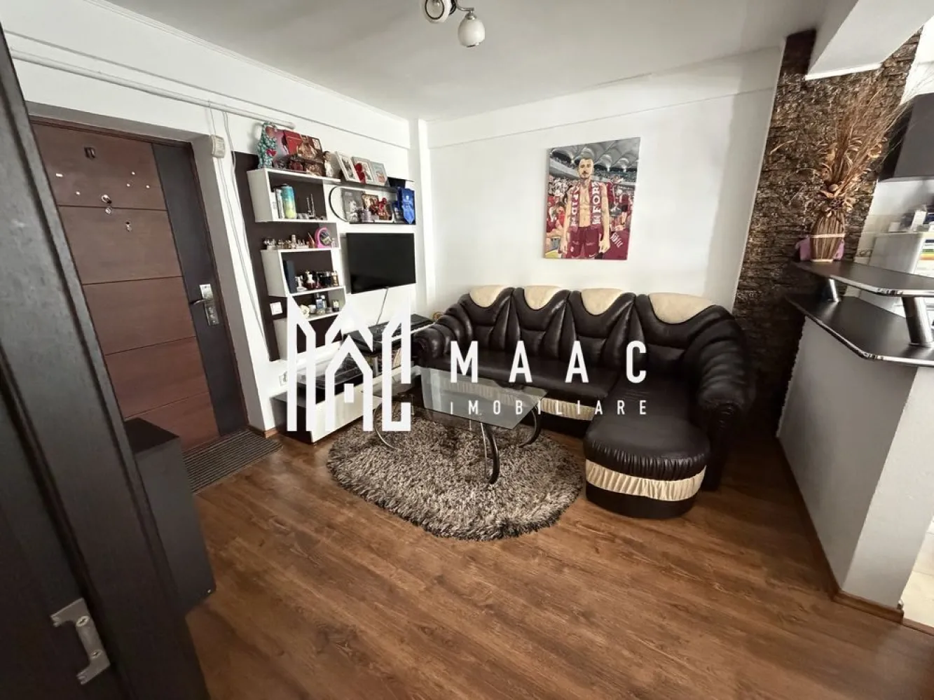 Apartament 2 camere | Etaj 3 | Balcon | D. Stanca - MAAC Imobiliare vă prezintă un apartament cu 2 camere de vânzare, situat în zona Doamna Stanca.

Locuința este amplasată la etajul 3 al unui imobil cu regim de înălțime Parter + 9 etaje și are o suprafață utilă de 39 mp.

Compartimentare:
Living cu bucătărie open space
Dormitor
Baie
Balcon

Caracteristici și dotări:
Centrală termică proprie
Se vinde complet mobilat și utilat
Apartament pregătit pentru mutare imediată
Nu necesită investiții suplimentare

Facilități incluse:
Loc de parcare propriu

Avantaje locație:
Poziționare excelentă, în apropiere de Shopping City
Acces rapid către magazine precum Carrefour, Auchan, Kaufland și Dedeman
Aproape de mijloace de transport, servicii și zone comerciale.

Pentru mai multe detalii precizati telefonic ca ati vazut anuntul cu ID: CP3071156
