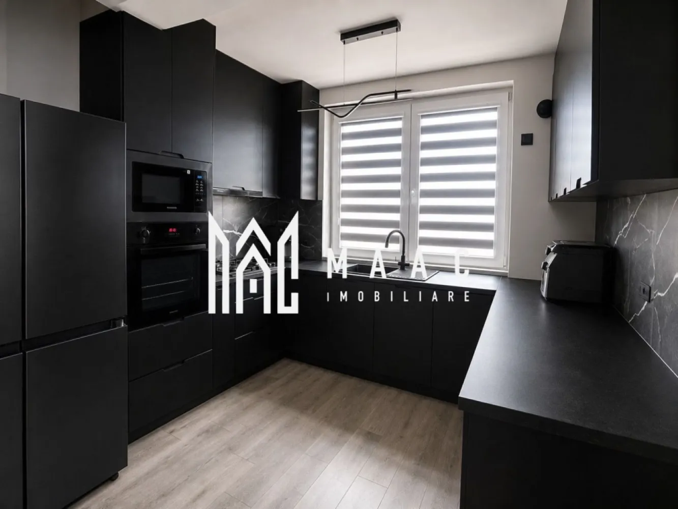 Casa 3 Camere I Modern I Curte I Loc ParcareI Calea Cisnadiei - MAAC Imobiliare vă propune spre vânzare o locuință modernă, complet mobilată și utilată, situată într-un ansamblu rezidențial restrâns, format din doar 4 case tip înșiruit, în zona Biserica de Lemn – Calea Cisnădiei, una dintre cele mai căutate locații din apropierea municipiului Sibiu.

Proprietatea se remarcă prin poziționarea sa privilegiată, fiind amplasată la capătul șirului, un avantaj ce oferă un plus de intimitate, lumină naturală și o curte proprie mai generoasă decât celelalte locuințe din ansamblu.

Construită în anul 2025, casa este pregătită pentru mutare imediată, fiind predată complet mobilată și utilată, cu finisaje moderne și materiale atent alese pentru un nivel ridicat de confort.

Parter:
Hol de acces;
Living spațios cu bucătărie open-space și zonă de dining;
Baie;
Acces direct către terasa exterioară și curtea proprie.

Etaj:
Hol;
Două dormitoare luminoase;
Baie modernă.

În plus, proprietatea beneficiază de pod mansardabil, un spațiu valoros ce poate fi utilizat pentru depozitare sau amenajat ulterior în funcție de necesitățile viitorului proprietar.

Avantajele proprietății
Construcție nouă (2025);
Ultima casă din șir – mai multă intimitate și lumină naturală;
Curte proprie de aproximativ 200 mp;
Terasă ideală pentru relaxare;
Loc de parcare inclus;
Se predă complet mobilată și utilată;
Pardoseală SPC, apreciată pentru rezistența ridicată la uzură și umiditate, confortul la utilizare și aspectul modern;
Pod mansardabil;
Compartimentare practică și spații bine optimizate;
Zonă rezidențială liniștită, cu acces facil către oraș.
Un spațiu care se adaptează stilului tău de viață

Curtea generoasă completează perfect confortul interior, oferind posibilitatea amenajării unei zone verzi, a unui foișor, a unui spațiu pentru barbeque sau a unui loc de joacă pentru cei mici. Totul este gândit pentru a crea un echilibru între confortul urban și liniștea unei locuințe familiale.

Imobilul este amplasat în Calea Cisnădiei – zona Biserica de Lemn, cu acces rapid către Sibiu, centre comerciale, școli, grădinițe și principalele puncte de interes, într-un cartier aflat în continuă dezvoltare și apreciat pentru atmosfera sa liniștită.

MAAC Imobiliare vă invită să descoperiți această proprietate, o alegere excelentă pentru cei care își doresc o locuință modernă, eficient compartimentată și pregătită să devină acasă din prima zi.

Pentru informati si vizionari: CP3073032