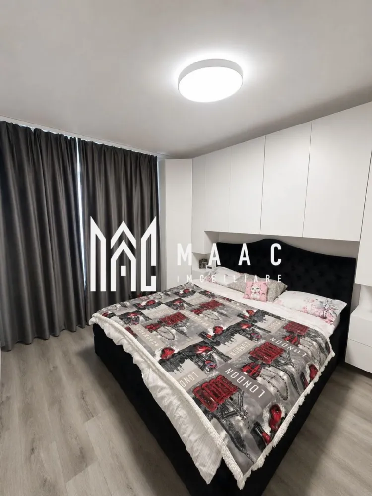 Casa 3 Camere I Modern I Curte I Loc ParcareI Calea Cisnadiei - MAAC Imobiliare vă propune spre vânzare o locuință modernă, complet mobilată și utilată, situată într-un ansamblu rezidențial restrâns, format din doar 4 case tip înșiruit, în zona Biserica de Lemn – Calea Cisnădiei, una dintre cele mai căutate locații din apropierea municipiului Sibiu.

Proprietatea se remarcă prin poziționarea sa privilegiată, fiind amplasată la capătul șirului, un avantaj ce oferă un plus de intimitate, lumină naturală și o curte proprie mai generoasă decât celelalte locuințe din ansamblu.

Construită în anul 2025, casa este pregătită pentru mutare imediată, fiind predată complet mobilată și utilată, cu finisaje moderne și materiale atent alese pentru un nivel ridicat de confort.

Parter:
Hol de acces;
Living spațios cu bucătărie open-space și zonă de dining;
Baie;
Acces direct către terasa exterioară și curtea proprie.

Etaj:
Hol;
Două dormitoare luminoase;
Baie modernă.

În plus, proprietatea beneficiază de pod mansardabil, un spațiu valoros ce poate fi utilizat pentru depozitare sau amenajat ulterior în funcție de necesitățile viitorului proprietar.

Avantajele proprietății
Construcție nouă (2025);
Ultima casă din șir – mai multă intimitate și lumină naturală;
Curte proprie de aproximativ 200 mp;
Terasă ideală pentru relaxare;
Loc de parcare inclus;
Se predă complet mobilată și utilată;
Pardoseală SPC, apreciată pentru rezistența ridicată la uzură și umiditate, confortul la utilizare și aspectul modern;
Pod mansardabil;
Compartimentare practică și spații bine optimizate;
Zonă rezidențială liniștită, cu acces facil către oraș.
Un spațiu care se adaptează stilului tău de viață

Curtea generoasă completează perfect confortul interior, oferind posibilitatea amenajării unei zone verzi, a unui foișor, a unui spațiu pentru barbeque sau a unui loc de joacă pentru cei mici. Totul este gândit pentru a crea un echilibru între confortul urban și liniștea unei locuințe familiale.

Imobilul este amplasat în Calea Cisnădiei – zona Biserica de Lemn, cu acces rapid către Sibiu, centre comerciale, școli, grădinițe și principalele puncte de interes, într-un cartier aflat în continuă dezvoltare și apreciat pentru atmosfera sa liniștită.

MAAC Imobiliare vă invită să descoperiți această proprietate, o alegere excelentă pentru cei care își doresc o locuință modernă, eficient compartimentată și pregătită să devină acasă din prima zi.

Pentru informati si vizionari: CP3073032
