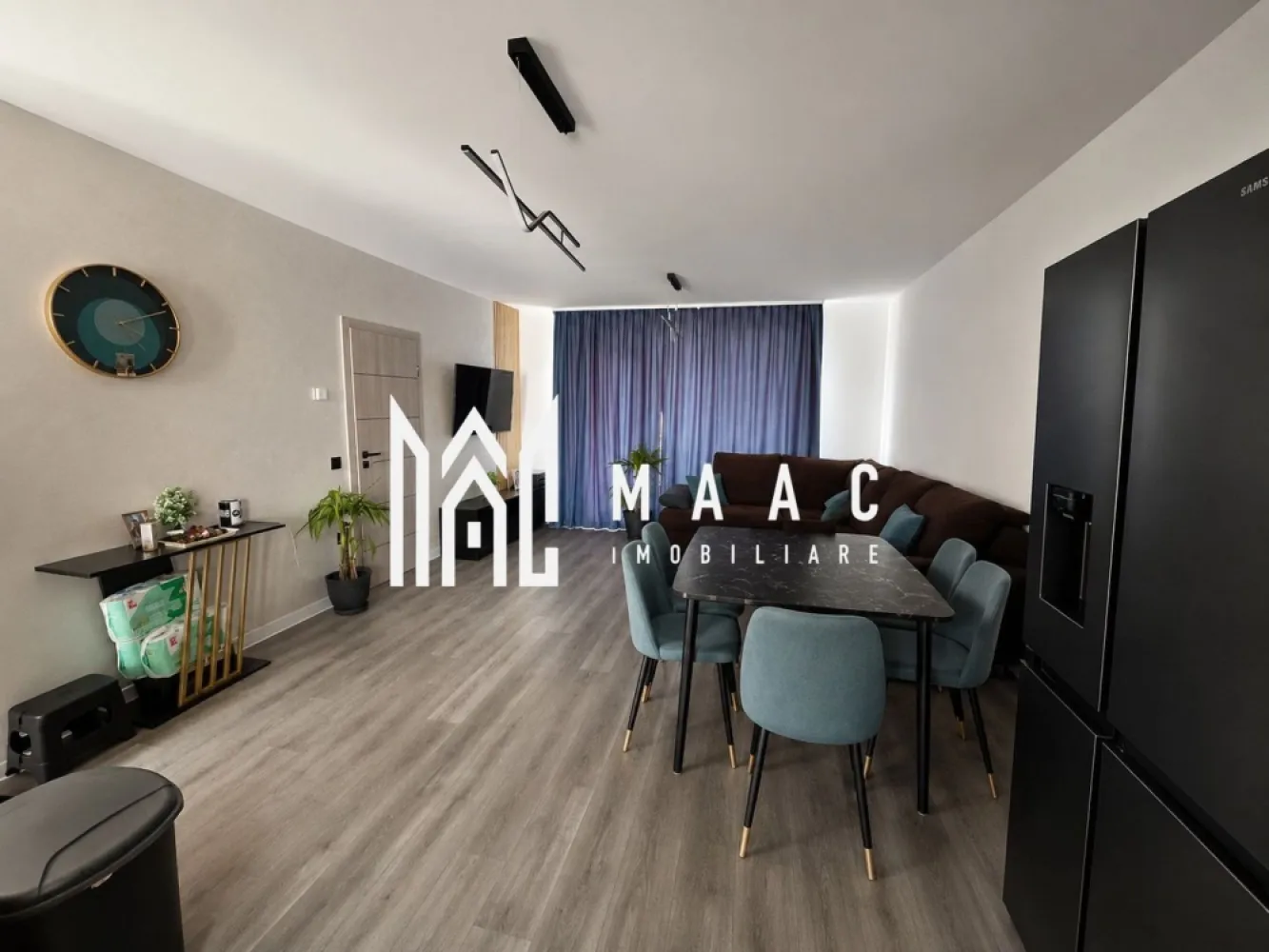 Casa 3 Camere I Modern I Curte I Loc ParcareI Calea Cisnadiei - MAAC Imobiliare vă propune spre vânzare o locuință modernă, complet mobilată și utilată, situată într-un ansamblu rezidențial restrâns, format din doar 4 case tip înșiruit, în zona Biserica de Lemn – Calea Cisnădiei, una dintre cele mai căutate locații din apropierea municipiului Sibiu.

Proprietatea se remarcă prin poziționarea sa privilegiată, fiind amplasată la capătul șirului, un avantaj ce oferă un plus de intimitate, lumină naturală și o curte proprie mai generoasă decât celelalte locuințe din ansamblu.

Construită în anul 2025, casa este pregătită pentru mutare imediată, fiind predată complet mobilată și utilată, cu finisaje moderne și materiale atent alese pentru un nivel ridicat de confort.

Parter:
Hol de acces;
Living spațios cu bucătărie open-space și zonă de dining;
Baie;
Acces direct către terasa exterioară și curtea proprie.

Etaj:
Hol;
Două dormitoare luminoase;
Baie modernă.

În plus, proprietatea beneficiază de pod mansardabil, un spațiu valoros ce poate fi utilizat pentru depozitare sau amenajat ulterior în funcție de necesitățile viitorului proprietar.

Avantajele proprietății
Construcție nouă (2025);
Ultima casă din șir – mai multă intimitate și lumină naturală;
Curte proprie de aproximativ 200 mp;
Terasă ideală pentru relaxare;
Loc de parcare inclus;
Se predă complet mobilată și utilată;
Pardoseală SPC, apreciată pentru rezistența ridicată la uzură și umiditate, confortul la utilizare și aspectul modern;
Pod mansardabil;
Compartimentare practică și spații bine optimizate;
Zonă rezidențială liniștită, cu acces facil către oraș.
Un spațiu care se adaptează stilului tău de viață

Curtea generoasă completează perfect confortul interior, oferind posibilitatea amenajării unei zone verzi, a unui foișor, a unui spațiu pentru barbeque sau a unui loc de joacă pentru cei mici. Totul este gândit pentru a crea un echilibru între confortul urban și liniștea unei locuințe familiale.

Imobilul este amplasat în Calea Cisnădiei – zona Biserica de Lemn, cu acces rapid către Sibiu, centre comerciale, școli, grădinițe și principalele puncte de interes, într-un cartier aflat în continuă dezvoltare și apreciat pentru atmosfera sa liniștită.

MAAC Imobiliare vă invită să descoperiți această proprietate, o alegere excelentă pentru cei care își doresc o locuință modernă, eficient compartimentată și pregătită să devină acasă din prima zi.

Pentru informati si vizionari: CP3073032