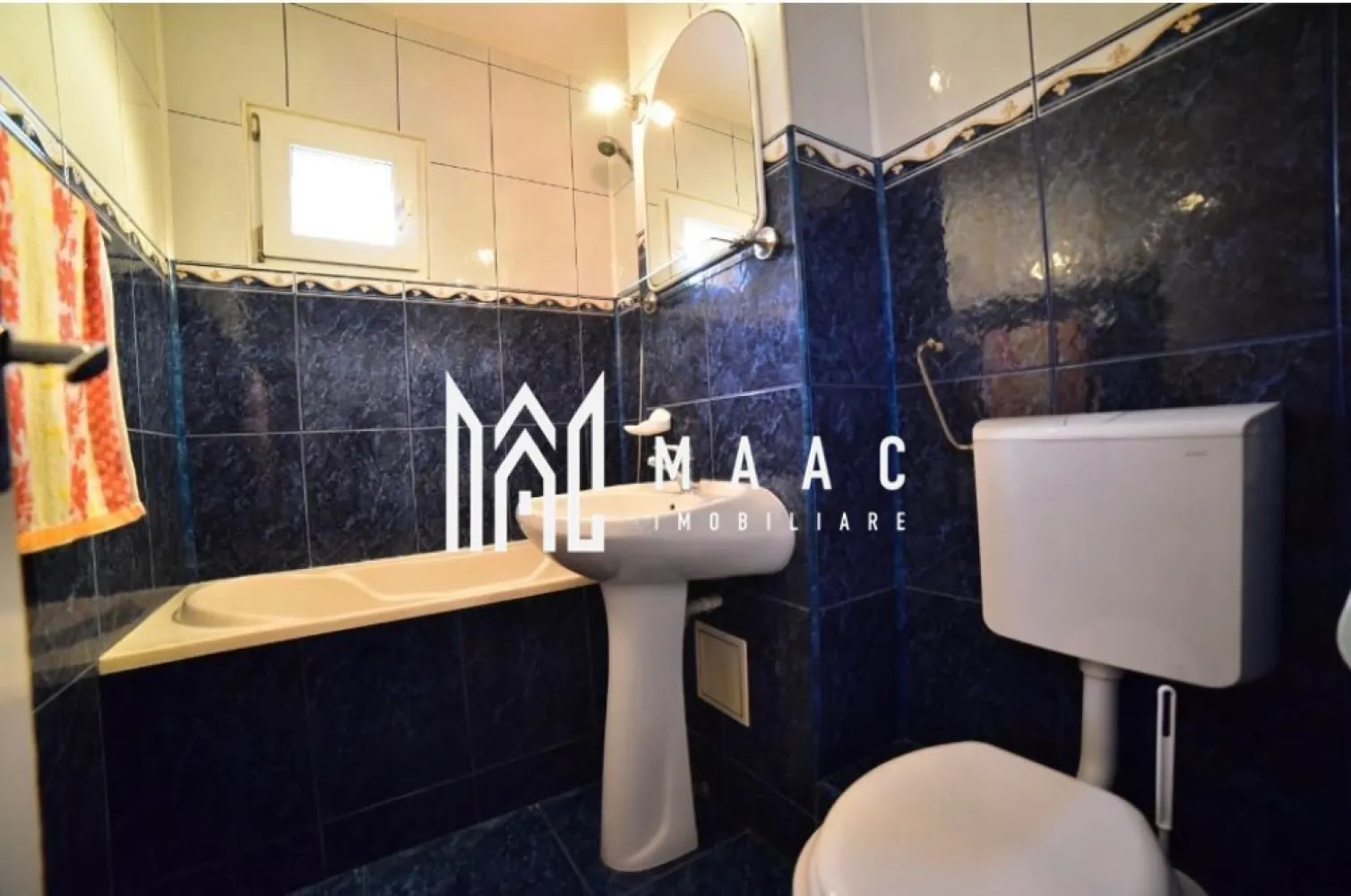 Apartament 3 Camere | 76 mp | Etaj 6/10 | Vasile Aaron - MAAC Imobiliare vă propune spre închiriere un apartament spațios și bine compartimentat, situat pe strada Iezer, într-o zonă apreciată din Sibiu, ideală pentru un stil de viață confortabil.

Locuința are o suprafață utilă de 76 mp și este amplasată la etajul 6 din 10 al unui imobil dotat cu lift, oferind o priveliște plăcută și multă lumină naturală.

Apartamentul este decomandat și dispune de:
3 camere generoase
bucătărie separată
baie
balcon

Se închiriază complet mobilat, fiind pregătit pentru mutare imediată — ideal pentru familie sau cupluri care își doresc spațiu și funcționalitate.

ZONĂ & AVANTAJE
acces facil către punctele de interes din oraș
zonă liniștită, potrivită pentru locuit
în apropiere: magazine, transport public, servicii
DE CE SĂ ALEGI ACEST APARTAMENT
suprafață generoasă (76 mp)
compartimentare decomandată
etaj intermediar cu priveliște
complet mobilat – fără investiții suplimentare

Pentru mai multe detalii și programarea unei vizionări, vă rugăm să ne contactați telefonic și să menționați ID: CP3078177