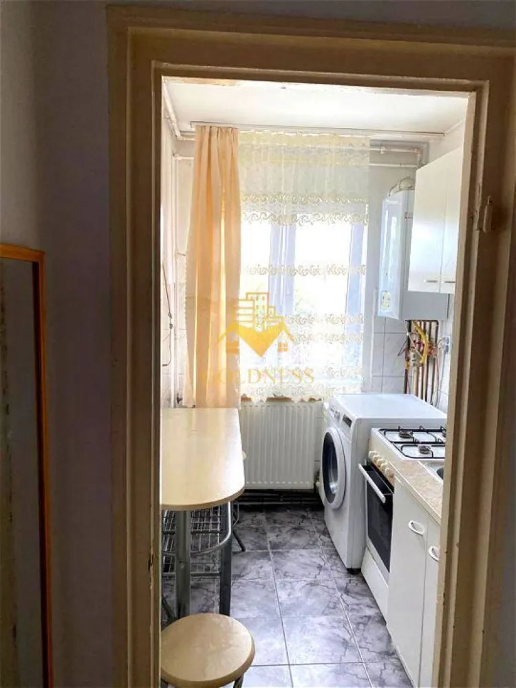 2 camere, Manastur, Primaverii, Panemar, Bucium, Academia de Muzica - GOLDNESS Imobiliare vă propune spre vanzare un apartament cu 2 camere semidecomandate mobilat și utilat, la etajul 4 într-un imobil de 4 etaje, în Cartierul Manastur, Zona Bucium. Pozitionare - Estica. 

Apartamentul este compartimentat astfel:
 - dormitor cu pat matrimonial, dulap
 - living (camera de trecere) cu o canapea extensibilă
 -bucatarie complet utilata, loc de servit masa
 - baie cu cada, calorifer port prosop inox.

Imobilul este dotat cu toate cele necesare- centrală proprie, mașină de spălat haine, frigider, aragaz, hotă, etc. 
Se află în apropierea stațiilor de transport în comun, magazine, restaurante, spații verzi, farmacii, etc. 

Dacă sunteți interesați de acest apartament și doriți să îl vizionați, dar și pentru alte oferte sau detalii nu ezitați să ne contactați telefonic sau prin e-mail. Vă stăm la dispoziție!
Pentru intermediere se percepe un comision de 50% din prețul chiriei!
