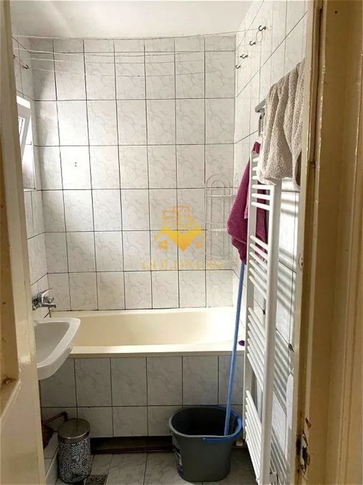 2 camere, Manastur, Primaverii, Panemar, Bucium, Academia de Muzica - GOLDNESS Imobiliare vă propune spre vanzare un apartament cu 2 camere semidecomandate mobilat și utilat, la etajul 4 într-un imobil de 4 etaje, în Cartierul Manastur, Zona Bucium. Pozitionare - Estica. 

Apartamentul este compartimentat astfel:
 - dormitor cu pat matrimonial, dulap
 - living (camera de trecere) cu o canapea extensibilă
 -bucatarie complet utilata, loc de servit masa
 - baie cu cada, calorifer port prosop inox.

Imobilul este dotat cu toate cele necesare- centrală proprie, mașină de spălat haine, frigider, aragaz, hotă, etc. 
Se află în apropierea stațiilor de transport în comun, magazine, restaurante, spații verzi, farmacii, etc. 

Dacă sunteți interesați de acest apartament și doriți să îl vizionați, dar și pentru alte oferte sau detalii nu ezitați să ne contactați telefonic sau prin e-mail. Vă stăm la dispoziție!
Pentru intermediere se percepe un comision de 50% din prețul chiriei!