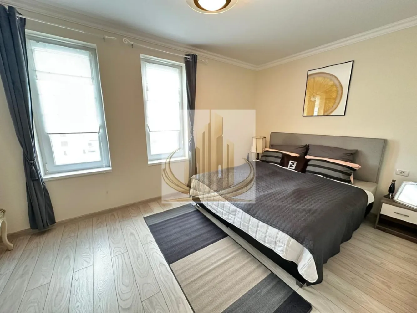 Exclusivitate | Apartament Premium 2 Camere cu Parcare Inclusă - Grand Mobilis Imobiliare vă propune spre vânzare, în regim de exclusivitate, un apartament elegant cu 2 camere, situat la etajul 2 al unui imobil modern cu regim redus de înălțime (P+3), ideal pentru cei care caută confort, liniște și finisaje de calitate superioară.

Cu o suprafață utilă de 54 mp, apartamentul este compartimentat semidecomandat și oferă un spațiu aerisit și luminos, datorită orientării excelente și faptului că nu există clădiri în față.

Compartimentare

✔️ Living generos cu bucătărie open-space
✔️ Dormitor spațios
✔️ Baie modernă
✔️ Balcon de aproximativ 6 mp
✔️ Apartament parțial mobilat

Finisaje & dotări premium
Travertin natural
Parchet laminat premium de 12 mm
Tâmplărie Salamander cu 7 camere
Izolație exterioară cu polistiren de 10 cm
Centrală termică smart Ariston
Finisaje moderne și atent alese
Avantaje suplimentare

✔️ Acces auto securizat cu barieră
✔️ Loc de parcare înscris în CF inclus în preț
✔️ Imobil modern și bine întreținut
✔️ Zonă liniștită, cu vedere deschisă și lumină naturală din abundență

Un apartament ideal atât pentru locuință personală, cât și pentru investiție, ce oferă un echilibru perfect între confort, eficiență și eleganță.

📞 Pentru detalii suplimentare și programarea unei vizionări, echipa Grand Mobilis Imobiliare vă stă la dispoziție.