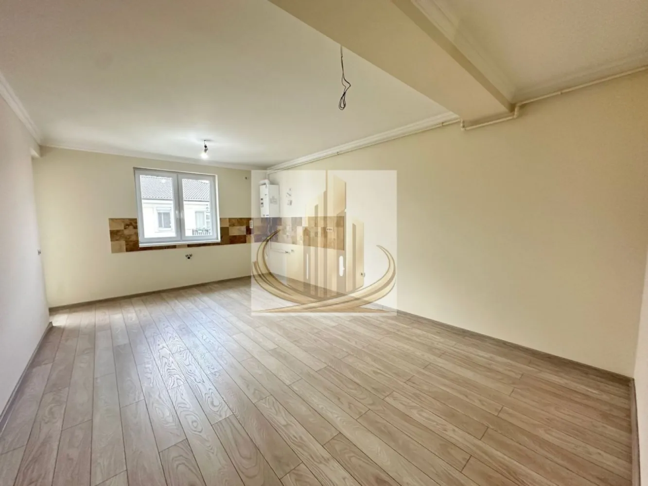 2 Cam, 2 dressing-uri, Finisaje Premium | Giroc– Hotel IQ | Investitie - Grand Mobilis Imobiliare vă propune spre vânzare un apartament deosebit cu 2 camere și 2 dressing-uri, având o suprafață utilă de 60 mp, situat în Giroc, într-un ansamblu rezidențial modern construit în anul 2022, într-o zonă liniștită, dar excelent conectată cu orașul.
Proprietatea se remarcă prin amenajarea realizată cu mult bun gust, atenția la detalii și materialele premium folosite, fiind ideală pentru persoanele care își doresc confort, calitate și o locuință gata de mutare.

📐 Detalii proprietate:
Apartament cu 2 camere si 2 dressing
Etaj: 3 din 3
Bloc nou – construcție 2022
Bloc cu acoperis si pod
Loc de parcare înscris în CF
Acces în parcarea ansamblului prin barieră cu telecomandă

🏡 Compartimentare:
Living mare si luminos 
Bucatarie inchisa
Dormitor spațios
2 dressinguri 
Baie
Hol
Balcon generos, cu acces atât din living, cât și din dormitor

🏢 Finisaje & dotări:
Încălzire în pardoseală prin centrală proprie
Costuri foarte reduse de întreținere datorită construcției eficiente energetic
Finisaje premium:
travertin pe pardoseală și pereți
tâmplărie Salamander 82 mm, 7 camere
geamuri tripan
Apartament amenajat modern, cu accent pe confort și calitate

👉 Ansamblul rezidențial este foarte frumos amenajat, cu spații verzi și plante ornamentale, oferind un ambient liniștit și plăcut.

📍 Locație – unul dintre marile avantaje:
Ansamblul este situat la asfalt
La doar câteva minute de zona Hotel IQ și centrul comercial din Giroc
În imediata apropiere:
Lidl, Mega Image și alte magazine
farmacii, brutării, sală de sport
restaurante și cafenele
facilități sportive:
terenuri de fotbal
terenuri de tenis
terenuri de volei pe nisip

👉 Zonă liniștită, dar foarte bine conectată:

acces rapid către Calea Girocului și Spitalul Județean
aproximativ 10 minute până la centura ocolitoare
10 minute până la Complexul Studențesc

💼 Potrivit pentru:
✔️ Cupluri sau familii care caută finisaje premium și confort superior într-o zonă liniștită
✔️ Studenți sau medici rezidenți, datorită proximității față de Complexul Studențesc și Spitalul Județean
✔️ Investiție excelentă, având în vedere randamentul ridicat de închiriere din zonă și poziționarea foarte bună

📞 Pentru mai multe informații și programarea unei vizionări, echipa Grand Mobilis Imobiliare vă stă la dispoziție!
ID Intern: CP3082019