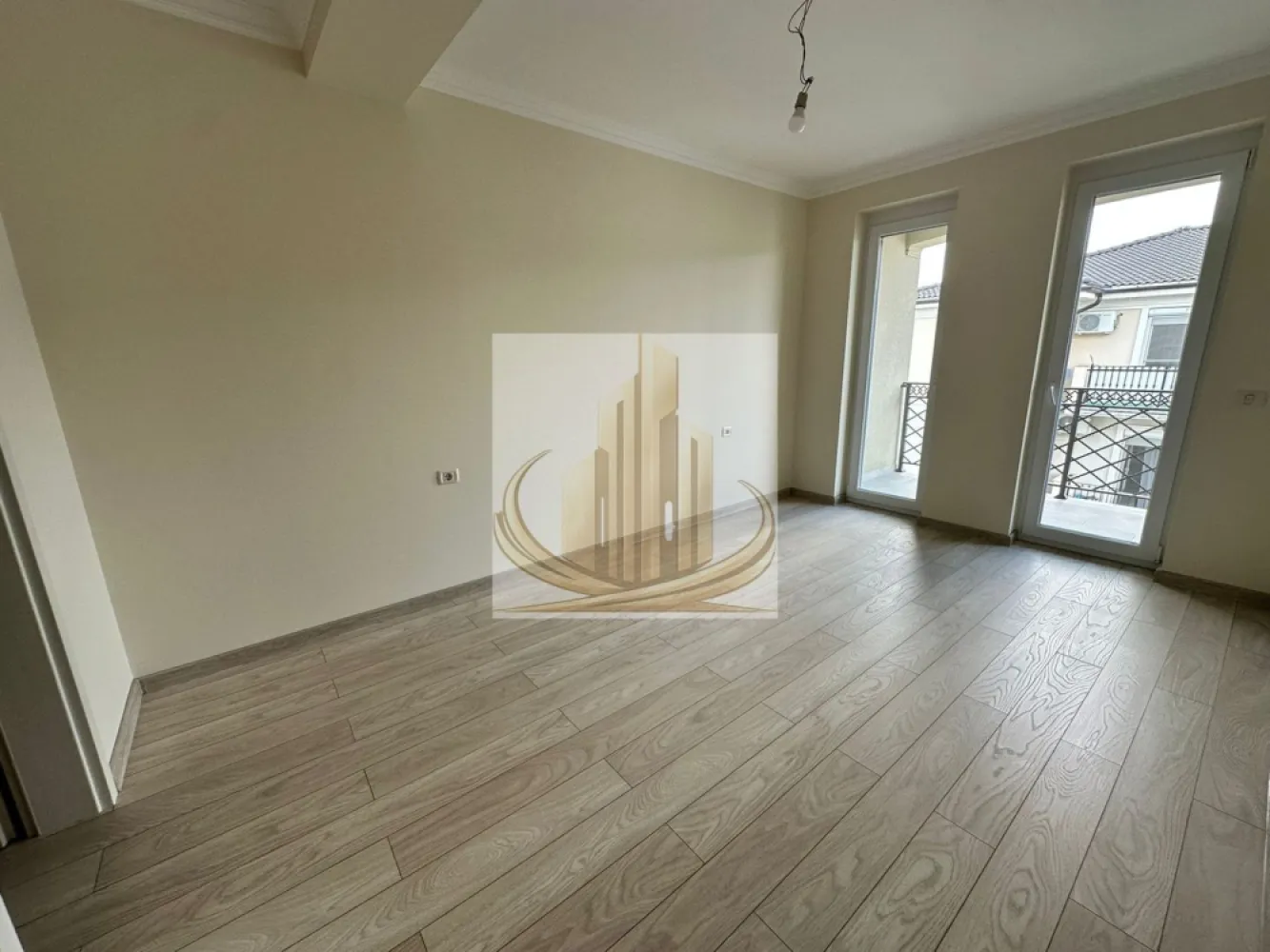 2 Cam, 2 dressing-uri, Finisaje Premium | Giroc– Hotel IQ | Investitie - Grand Mobilis Imobiliare vă propune spre vânzare un apartament deosebit cu 2 camere și 2 dressing-uri, având o suprafață utilă de 60 mp, situat în Giroc, într-un ansamblu rezidențial modern construit în anul 2022, într-o zonă liniștită, dar excelent conectată cu orașul.
Proprietatea se remarcă prin amenajarea realizată cu mult bun gust, atenția la detalii și materialele premium folosite, fiind ideală pentru persoanele care își doresc confort, calitate și o locuință gata de mutare.

📐 Detalii proprietate:
Apartament cu 2 camere si 2 dressing
Etaj: 3 din 3
Bloc nou – construcție 2022
Bloc cu acoperis si pod
Loc de parcare înscris în CF
Acces în parcarea ansamblului prin barieră cu telecomandă

🏡 Compartimentare:
Living mare si luminos 
Bucatarie inchisa
Dormitor spațios
2 dressinguri 
Baie
Hol
Balcon generos, cu acces atât din living, cât și din dormitor

🏢 Finisaje & dotări:
Încălzire în pardoseală prin centrală proprie
Costuri foarte reduse de întreținere datorită construcției eficiente energetic
Finisaje premium:
travertin pe pardoseală și pereți
tâmplărie Salamander 82 mm, 7 camere
geamuri tripan
Apartament amenajat modern, cu accent pe confort și calitate

👉 Ansamblul rezidențial este foarte frumos amenajat, cu spații verzi și plante ornamentale, oferind un ambient liniștit și plăcut.

📍 Locație – unul dintre marile avantaje:
Ansamblul este situat la asfalt
La doar câteva minute de zona Hotel IQ și centrul comercial din Giroc
În imediata apropiere:
Lidl, Mega Image și alte magazine
farmacii, brutării, sală de sport
restaurante și cafenele
facilități sportive:
terenuri de fotbal
terenuri de tenis
terenuri de volei pe nisip

👉 Zonă liniștită, dar foarte bine conectată:

acces rapid către Calea Girocului și Spitalul Județean
aproximativ 10 minute până la centura ocolitoare
10 minute până la Complexul Studențesc

💼 Potrivit pentru:
✔️ Cupluri sau familii care caută finisaje premium și confort superior într-o zonă liniștită
✔️ Studenți sau medici rezidenți, datorită proximității față de Complexul Studențesc și Spitalul Județean
✔️ Investiție excelentă, având în vedere randamentul ridicat de închiriere din zonă și poziționarea foarte bună

📞 Pentru mai multe informații și programarea unei vizionări, echipa Grand Mobilis Imobiliare vă stă la dispoziție!
ID Intern: CP3082019