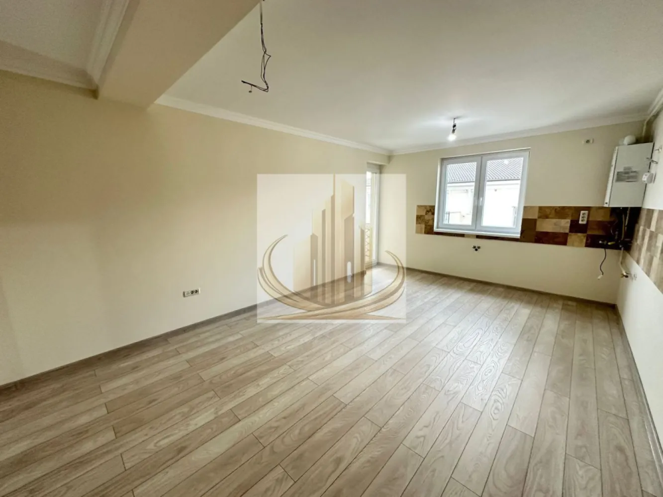 2 Cam, 2 dressing-uri, Finisaje Premium | Giroc– Hotel IQ | Investitie - Grand Mobilis Imobiliare vă propune spre vânzare un apartament deosebit cu 2 camere și 2 dressing-uri, având o suprafață utilă de 60 mp, situat în Giroc, într-un ansamblu rezidențial modern construit în anul 2022, într-o zonă liniștită, dar excelent conectată cu orașul.
Proprietatea se remarcă prin amenajarea realizată cu mult bun gust, atenția la detalii și materialele premium folosite, fiind ideală pentru persoanele care își doresc confort, calitate și o locuință gata de mutare.

📐 Detalii proprietate:
Apartament cu 2 camere si 2 dressing
Etaj: 3 din 3
Bloc nou – construcție 2022
Bloc cu acoperis si pod
Loc de parcare înscris în CF
Acces în parcarea ansamblului prin barieră cu telecomandă

🏡 Compartimentare:
Living mare si luminos 
Bucatarie inchisa
Dormitor spațios
2 dressinguri 
Baie
Hol
Balcon generos, cu acces atât din living, cât și din dormitor

🏢 Finisaje & dotări:
Încălzire în pardoseală prin centrală proprie
Costuri foarte reduse de întreținere datorită construcției eficiente energetic
Finisaje premium:
travertin pe pardoseală și pereți
tâmplărie Salamander 82 mm, 7 camere
geamuri tripan
Apartament amenajat modern, cu accent pe confort și calitate

👉 Ansamblul rezidențial este foarte frumos amenajat, cu spații verzi și plante ornamentale, oferind un ambient liniștit și plăcut.

📍 Locație – unul dintre marile avantaje:
Ansamblul este situat la asfalt
La doar câteva minute de zona Hotel IQ și centrul comercial din Giroc
În imediata apropiere:
Lidl, Mega Image și alte magazine
farmacii, brutării, sală de sport
restaurante și cafenele
facilități sportive:
terenuri de fotbal
terenuri de tenis
terenuri de volei pe nisip

👉 Zonă liniștită, dar foarte bine conectată:

acces rapid către Calea Girocului și Spitalul Județean
aproximativ 10 minute până la centura ocolitoare
10 minute până la Complexul Studențesc

💼 Potrivit pentru:
✔️ Cupluri sau familii care caută finisaje premium și confort superior într-o zonă liniștită
✔️ Studenți sau medici rezidenți, datorită proximității față de Complexul Studențesc și Spitalul Județean
✔️ Investiție excelentă, având în vedere randamentul ridicat de închiriere din zonă și poziționarea foarte bună

📞 Pentru mai multe informații și programarea unei vizionări, echipa Grand Mobilis Imobiliare vă stă la dispoziție!
ID Intern: CP3082019