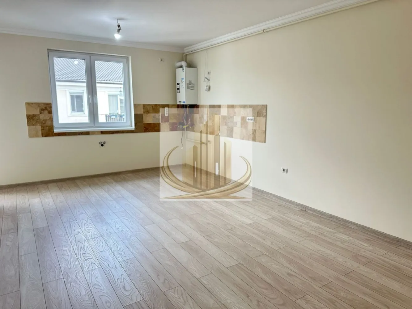 2 Cam, 2 dressing-uri, Finisaje Premium | Giroc– Hotel IQ | Investitie - Grand Mobilis Imobiliare vă propune spre vânzare un apartament deosebit cu 2 camere și 2 dressing-uri, având o suprafață utilă de 60 mp, situat în Giroc, într-un ansamblu rezidențial modern construit în anul 2022, într-o zonă liniștită, dar excelent conectată cu orașul.
Proprietatea se remarcă prin amenajarea realizată cu mult bun gust, atenția la detalii și materialele premium folosite, fiind ideală pentru persoanele care își doresc confort, calitate și o locuință gata de mutare.

📐 Detalii proprietate:
Apartament cu 2 camere si 2 dressing
Etaj: 3 din 3
Bloc nou – construcție 2022
Bloc cu acoperis si pod
Loc de parcare înscris în CF
Acces în parcarea ansamblului prin barieră cu telecomandă

🏡 Compartimentare:
Living mare si luminos 
Bucatarie inchisa
Dormitor spațios
2 dressinguri 
Baie
Hol
Balcon generos, cu acces atât din living, cât și din dormitor

🏢 Finisaje & dotări:
Încălzire în pardoseală prin centrală proprie
Costuri foarte reduse de întreținere datorită construcției eficiente energetic
Finisaje premium:
travertin pe pardoseală și pereți
tâmplărie Salamander 82 mm, 7 camere
geamuri tripan
Apartament amenajat modern, cu accent pe confort și calitate

👉 Ansamblul rezidențial este foarte frumos amenajat, cu spații verzi și plante ornamentale, oferind un ambient liniștit și plăcut.

📍 Locație – unul dintre marile avantaje:
Ansamblul este situat la asfalt
La doar câteva minute de zona Hotel IQ și centrul comercial din Giroc
În imediata apropiere:
Lidl, Mega Image și alte magazine
farmacii, brutării, sală de sport
restaurante și cafenele
facilități sportive:
terenuri de fotbal
terenuri de tenis
terenuri de volei pe nisip

👉 Zonă liniștită, dar foarte bine conectată:

acces rapid către Calea Girocului și Spitalul Județean
aproximativ 10 minute până la centura ocolitoare
10 minute până la Complexul Studențesc

💼 Potrivit pentru:
✔️ Cupluri sau familii care caută finisaje premium și confort superior într-o zonă liniștită
✔️ Studenți sau medici rezidenți, datorită proximității față de Complexul Studențesc și Spitalul Județean
✔️ Investiție excelentă, având în vedere randamentul ridicat de închiriere din zonă și poziționarea foarte bună

📞 Pentru mai multe informații și programarea unei vizionări, echipa Grand Mobilis Imobiliare vă stă la dispoziție!
ID Intern: CP3082019