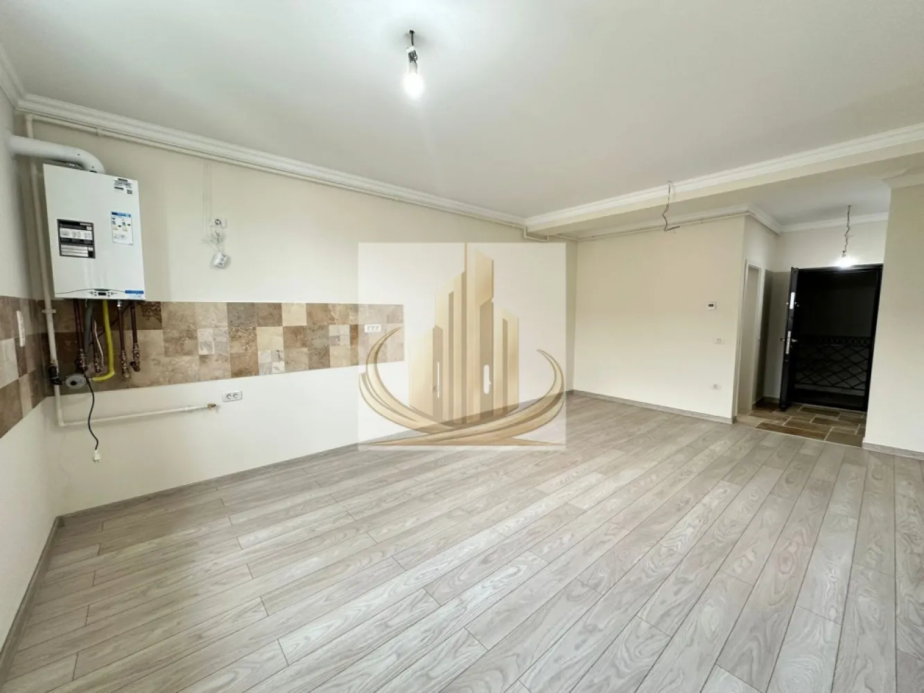2 Cam, 2 dressing-uri, Finisaje Premium | Giroc– Hotel IQ | Investitie - Grand Mobilis Imobiliare vă propune spre vânzare un apartament deosebit cu 2 camere și 2 dressing-uri, având o suprafață utilă de 60 mp, situat în Giroc, într-un ansamblu rezidențial modern construit în anul 2022, într-o zonă liniștită, dar excelent conectată cu orașul.
Proprietatea se remarcă prin amenajarea realizată cu mult bun gust, atenția la detalii și materialele premium folosite, fiind ideală pentru persoanele care își doresc confort, calitate și o locuință gata de mutare.

📐 Detalii proprietate:
Apartament cu 2 camere si 2 dressing
Etaj: 3 din 3
Bloc nou – construcție 2022
Bloc cu acoperis si pod
Loc de parcare înscris în CF
Acces în parcarea ansamblului prin barieră cu telecomandă

🏡 Compartimentare:
Living mare si luminos 
Bucatarie inchisa
Dormitor spațios
2 dressinguri 
Baie
Hol
Balcon generos, cu acces atât din living, cât și din dormitor

🏢 Finisaje & dotări:
Încălzire în pardoseală prin centrală proprie
Costuri foarte reduse de întreținere datorită construcției eficiente energetic
Finisaje premium:
travertin pe pardoseală și pereți
tâmplărie Salamander 82 mm, 7 camere
geamuri tripan
Apartament amenajat modern, cu accent pe confort și calitate

👉 Ansamblul rezidențial este foarte frumos amenajat, cu spații verzi și plante ornamentale, oferind un ambient liniștit și plăcut.

📍 Locație – unul dintre marile avantaje:
Ansamblul este situat la asfalt
La doar câteva minute de zona Hotel IQ și centrul comercial din Giroc
În imediata apropiere:
Lidl, Mega Image și alte magazine
farmacii, brutării, sală de sport
restaurante și cafenele
facilități sportive:
terenuri de fotbal
terenuri de tenis
terenuri de volei pe nisip

👉 Zonă liniștită, dar foarte bine conectată:

acces rapid către Calea Girocului și Spitalul Județean
aproximativ 10 minute până la centura ocolitoare
10 minute până la Complexul Studențesc

💼 Potrivit pentru:
✔️ Cupluri sau familii care caută finisaje premium și confort superior într-o zonă liniștită
✔️ Studenți sau medici rezidenți, datorită proximității față de Complexul Studențesc și Spitalul Județean
✔️ Investiție excelentă, având în vedere randamentul ridicat de închiriere din zonă și poziționarea foarte bună

📞 Pentru mai multe informații și programarea unei vizionări, echipa Grand Mobilis Imobiliare vă stă la dispoziție!
ID Intern: CP3082019