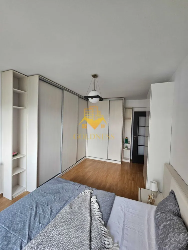 2 camere, Marasti, Piața 1 Mai,Feroviarilor, București, Barbu Patriciu - GOLDNESS Imobiliare vă propune spre închiriere un apartament cu 2 camere complet mobilat și utilat, la etajul 6 într-un imobil de 10 etaje, în cartierul Marasti. 
Dispune de loc de parcare cu garaj.
Apartamentul este compartimentat astfel:

 - dormitor cu pat matrimonial, dressing, noptiere
 - camera cu o canapea extensibla, comoda, TV, spatiu pentru depozitare.
 - baie cu cada, calorifer port prosop inox și dulap pentru depozitare.
 - bucatarie complet mobilata si utilata, loc de servit masa.
 - balcon de 7 mp.

Imobilul este dotat cu toate cele necesare- centrală proprie, mașină de spălat haine, frigider, aragaz, hotă, TV, etc. 
Se află în apropierea stațiilor de transport în comun, magazine, restaurante, spații verzi, farmacii, etc. 

Dacă sunteți interesați de acest apartament și doriți să îl vizionați, dar și pentru alte oferte sau detalii nu ezitați să ne contactați telefonic sau prin e-mail - goldnessimobiliare@gmail.com. Vă stăm la dispoziție!
Pentru intermediere se percepe un comision de 50% din prețul chiriei!