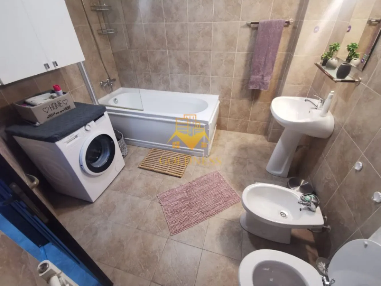 2 camere, Marasti, Piața 1 Mai,Feroviarilor, București, Barbu Patriciu - GOLDNESS Imobiliare vă propune spre închiriere un apartament cu 2 camere complet mobilat și utilat, la etajul 6 într-un imobil de 10 etaje, în cartierul Marasti. 
Dispune de loc de parcare cu garaj.
Apartamentul este compartimentat astfel:

 - dormitor cu pat matrimonial, dressing, noptiere
 - camera cu o canapea extensibla, comoda, TV, spatiu pentru depozitare.
 - baie cu cada, calorifer port prosop inox și dulap pentru depozitare.
 - bucatarie complet mobilata si utilata, loc de servit masa.
 - balcon de 7 mp.

Imobilul este dotat cu toate cele necesare- centrală proprie, mașină de spălat haine, frigider, aragaz, hotă, TV, etc. 
Se află în apropierea stațiilor de transport în comun, magazine, restaurante, spații verzi, farmacii, etc. 

Dacă sunteți interesați de acest apartament și doriți să îl vizionați, dar și pentru alte oferte sau detalii nu ezitați să ne contactați telefonic sau prin e-mail - goldnessimobiliare@gmail.com. Vă stăm la dispoziție!
Pentru intermediere se percepe un comision de 50% din prețul chiriei!