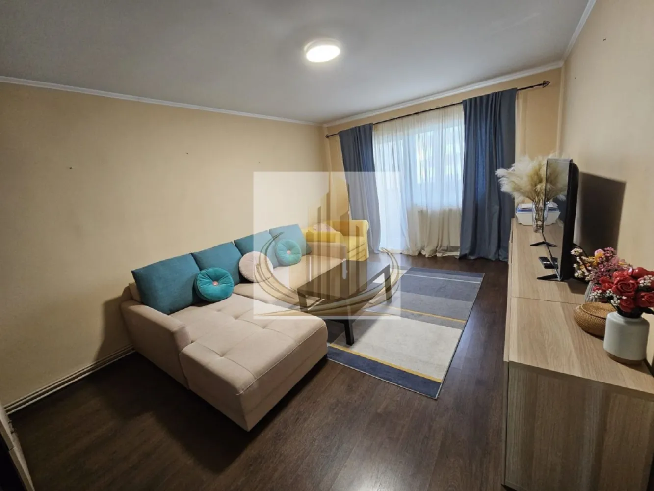 Apartament 3 camere 77mp Lipovei - Grand Mobilis Imobiliare va propune 

Apartament situat în zona Lipovei, la etajul 2, cu 3 camere și 2 băi, complet decomandat. Imobilul are o suprafață de 77 mp și dispune de boxă la subsolul blocului.

Blocul este izolat termic, iar balcoanele sunt închise cu geam termopan. Apartamentul beneficiază de centrală proprie, bucătărie spațioasă și se predă complet mobilat și utilat, fiind ideal atât pentru locuit, cât și pentru investiție.

Locuința este amplasată într-o zonă foarte bună, în apropiere de magazine, școli și mijloace de transport în comun, oferind acces facil către principalele puncte de interes ale orașului.

ID Intern CP3082278