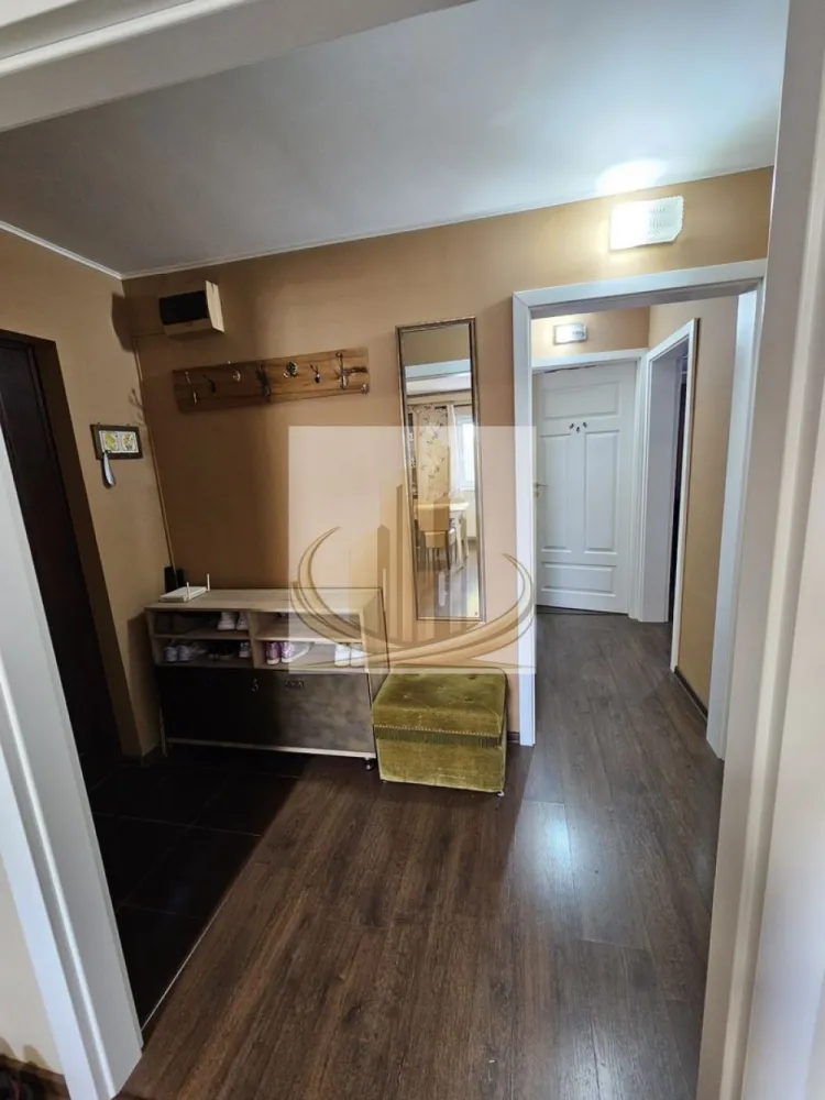 Apartament 3 camere 77mp Lipovei - Grand Mobilis Imobiliare va propune 

Apartament situat în zona Lipovei, la etajul 2, cu 3 camere și 2 băi, complet decomandat. Imobilul are o suprafață de 77 mp și dispune de boxă la subsolul blocului.

Blocul este izolat termic, iar balcoanele sunt închise cu geam termopan. Apartamentul beneficiază de centrală proprie, bucătărie spațioasă și se predă complet mobilat și utilat, fiind ideal atât pentru locuit, cât și pentru investiție.

Locuința este amplasată într-o zonă foarte bună, în apropiere de magazine, școli și mijloace de transport în comun, oferind acces facil către principalele puncte de interes ale orașului.

ID Intern CP3082278