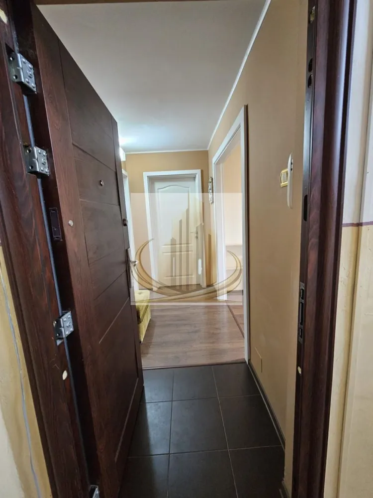 Apartament 3 camere 77mp Lipovei - Grand Mobilis Imobiliare va propune 

Apartament situat în zona Lipovei, la etajul 2, cu 3 camere și 2 băi, complet decomandat. Imobilul are o suprafață de 77 mp și dispune de boxă la subsolul blocului.

Blocul este izolat termic, iar balcoanele sunt închise cu geam termopan. Apartamentul beneficiază de centrală proprie, bucătărie spațioasă și se predă complet mobilat și utilat, fiind ideal atât pentru locuit, cât și pentru investiție.

Locuința este amplasată într-o zonă foarte bună, în apropiere de magazine, școli și mijloace de transport în comun, oferind acces facil către principalele puncte de interes ale orașului.

ID Intern CP3082278