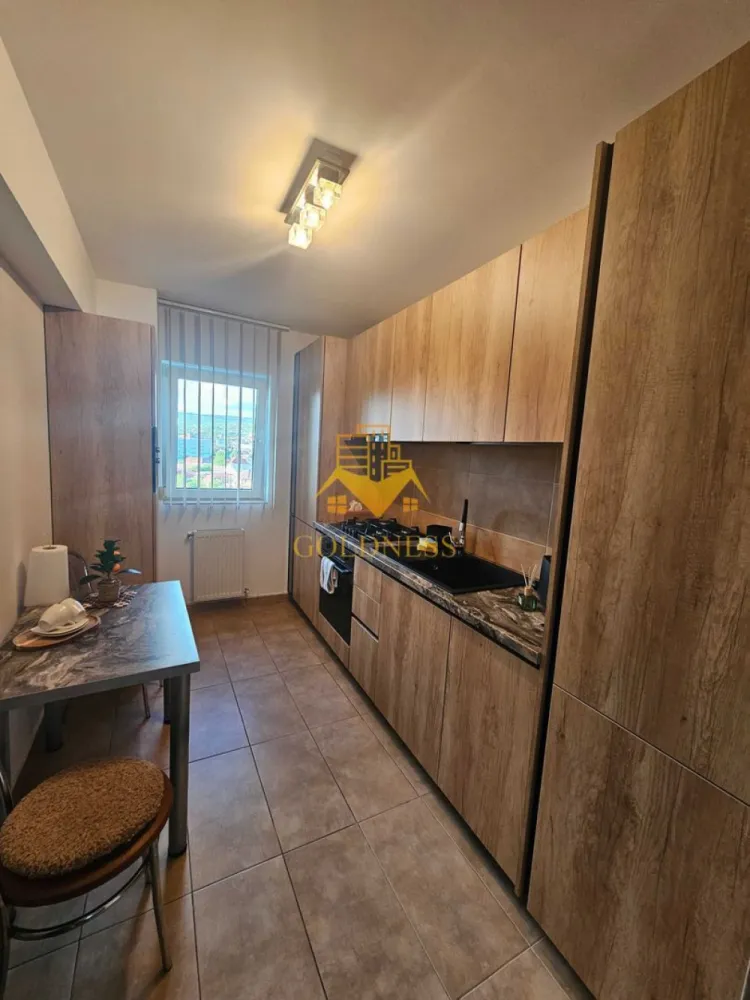 2 camere, Marasti, Piața 1 Mai,Feroviarilor, București, Barbu Patriciu - GOLDNESS Imobiliare vă propune spre închiriere un apartament cu 2 camere complet mobilat și utilat, la etajul 6 într-un imobil de 10 etaje, în cartierul Marasti. 
Dispune de loc de parcare cu garaj.
Apartamentul este compartimentat astfel:

 - dormitor cu pat matrimonial, dressing, noptiere
 - camera cu o canapea extensibla, comoda, TV, spatiu pentru depozitare.
 - baie cu cada, calorifer port prosop inox și dulap pentru depozitare.
 - bucatarie complet mobilata si utilata, loc de servit masa.
 - balcon de 7 mp.

Imobilul este dotat cu toate cele necesare- centrală proprie, mașină de spălat haine, frigider, aragaz, hotă, TV, etc. 
Se află în apropierea stațiilor de transport în comun, magazine, restaurante, spații verzi, farmacii, etc. 

Dacă sunteți interesați de acest apartament și doriți să îl vizionați, dar și pentru alte oferte sau detalii nu ezitați să ne contactați telefonic sau prin e-mail - goldnessimobiliare@gmail.com. Vă stăm la dispoziție!
Pentru intermediere se percepe un comision de 50% din prețul chiriei!