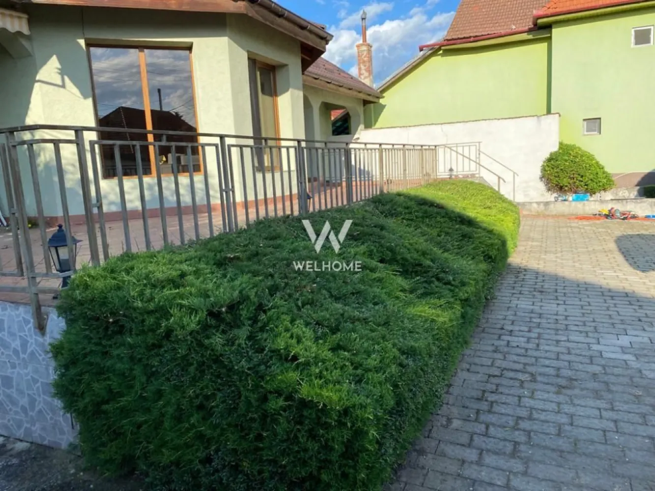 Casa individuala intima cu teren mare in Avrig, Sibiu - Casa individuala construita in stil american situata in Avrig, Sibiu

Dispusa Subsol + Parter
Subsolul este sub toata casa si include si garaj pentru o masina.
Compartimentarea casei: living, bucatarie, baie, hol+casa scarii din subsol, dormitor, dormitor cu dressing si baie, terasa 30 mp.
Suprafata subsol 100 mp
Suprafata utila casa 100 mp
Suprafata teren: 800 mp, deschidere la strada 25m
Utilitati: Apa, Canalizare, Gaz, Curent, Internet.
Casa este situata intr-o zona linistita a Avrigului, la iesirea spre Valea Avrigului, pe o strada asfaltata si iluminata.

Pret: 230000 euro.